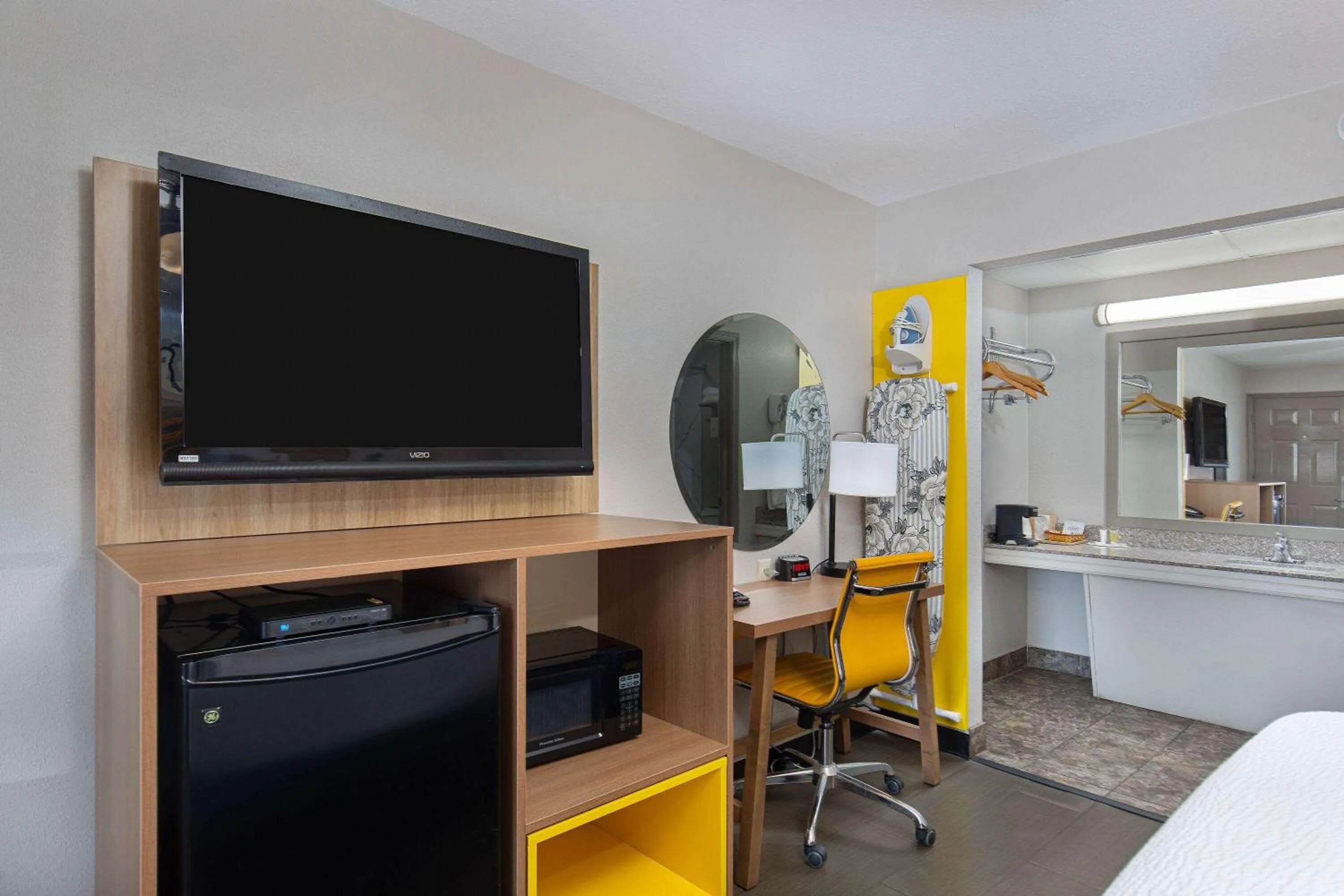 Photo of the whole room, Bed in Days Inn by Wyndham Holladay