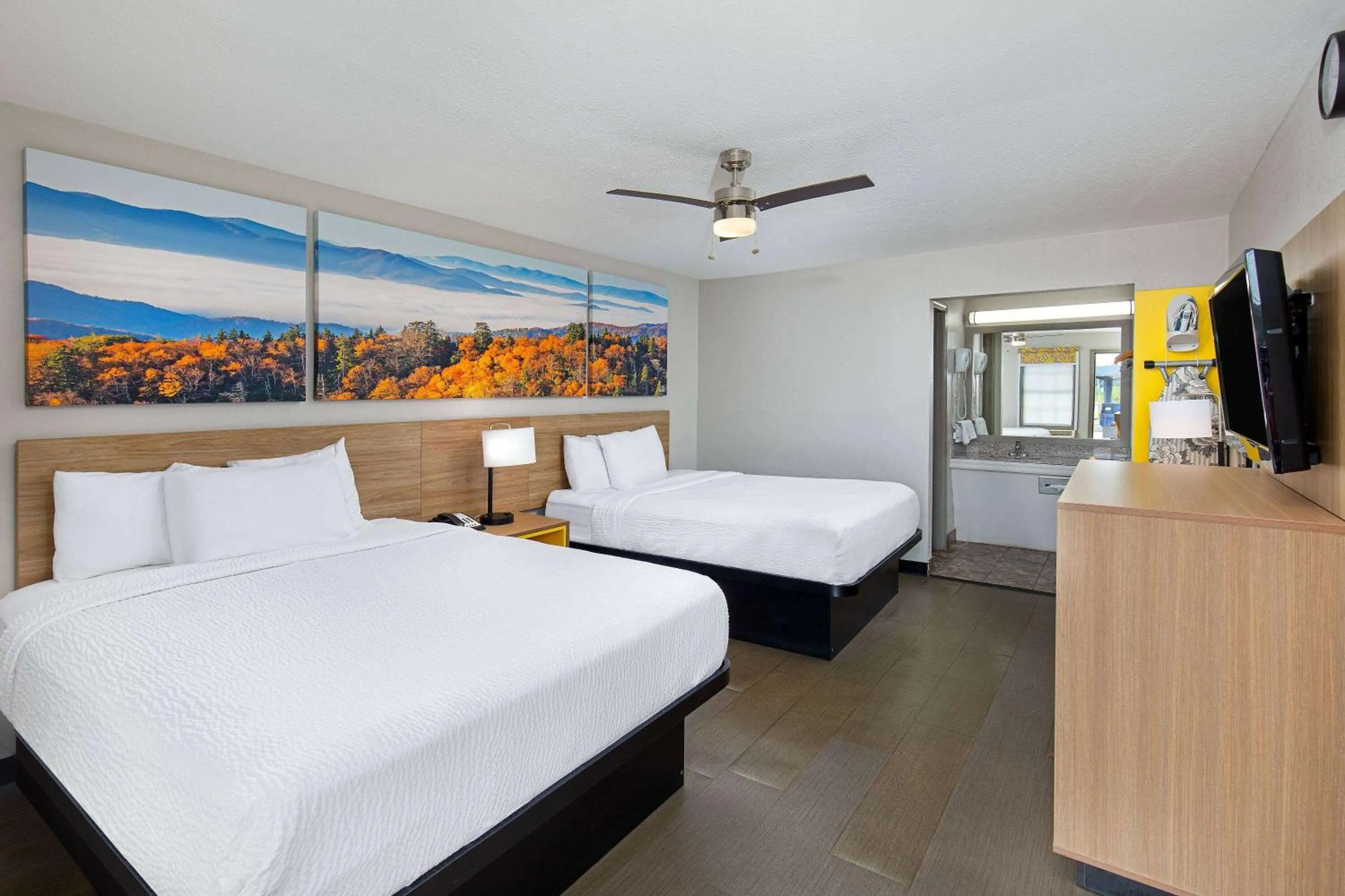 Photo of the whole room, Bed in Days Inn by Wyndham Holladay