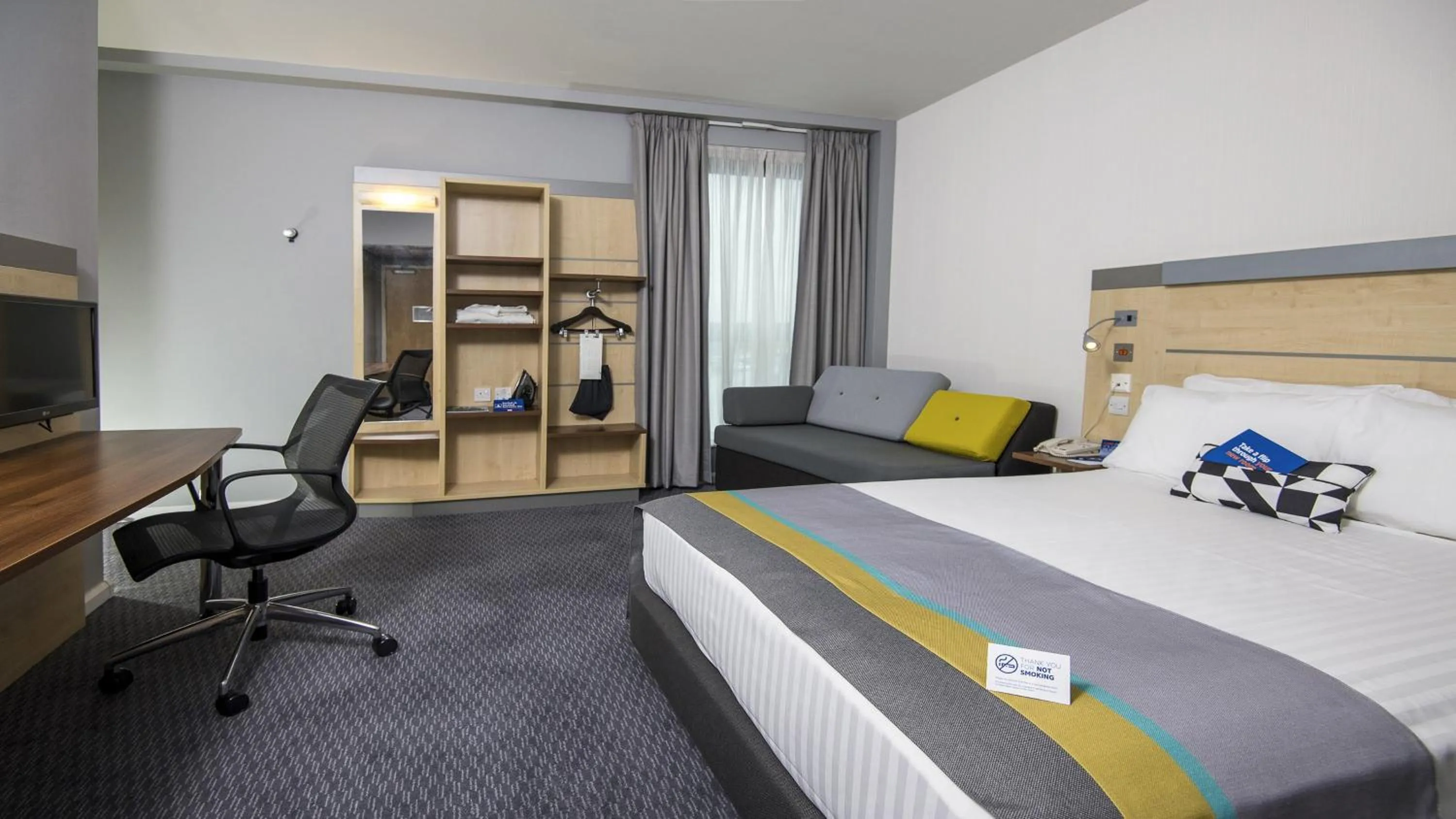 Photo of the whole room, Bed in Holiday Inn Express Hull City Centre by IHG