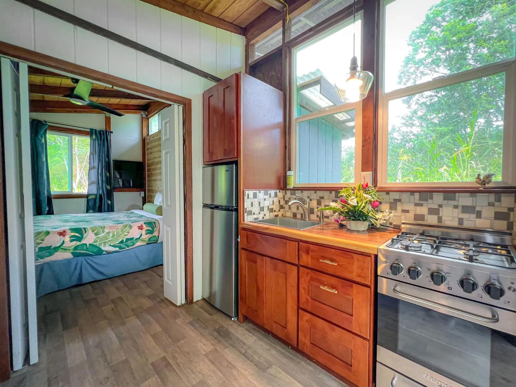 Kitchen or kitchenette in Hawaiian Sanctuary Eco Retreat Center