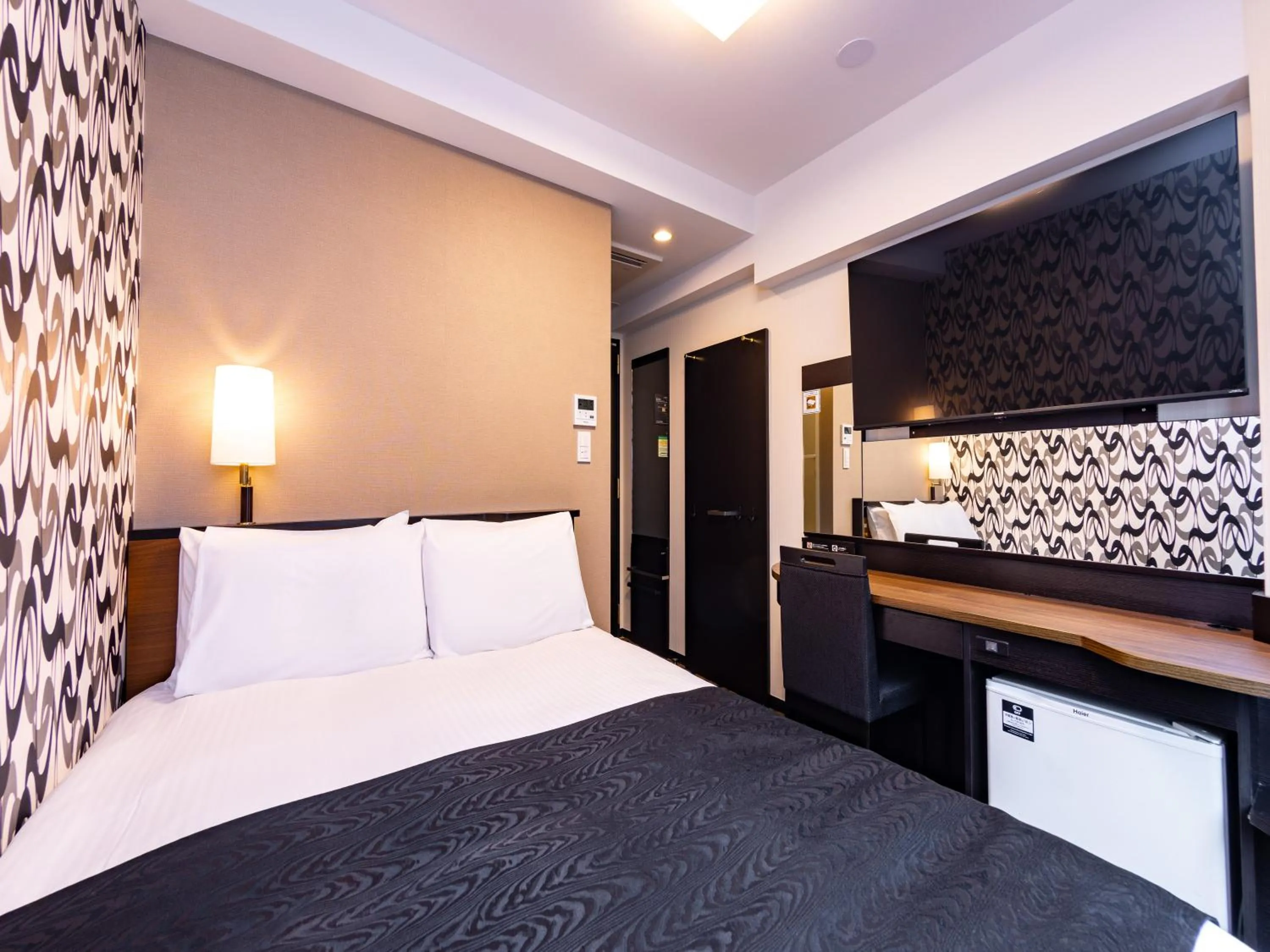 Photo of the whole room, Bed in APA Hotel Hatchobori Ekiminami