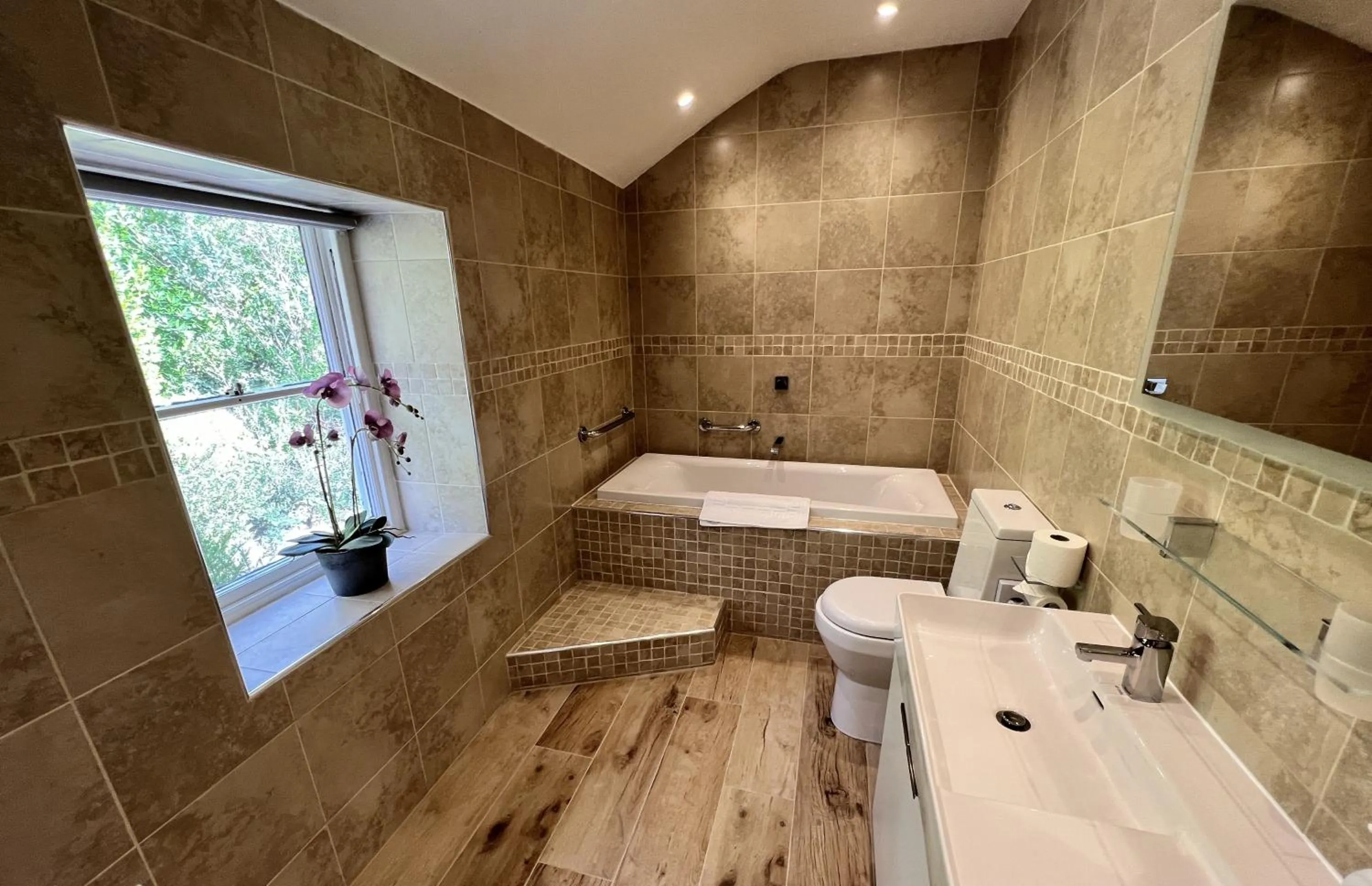 Bathroom in Ravenstone Lodge Country House Hotel