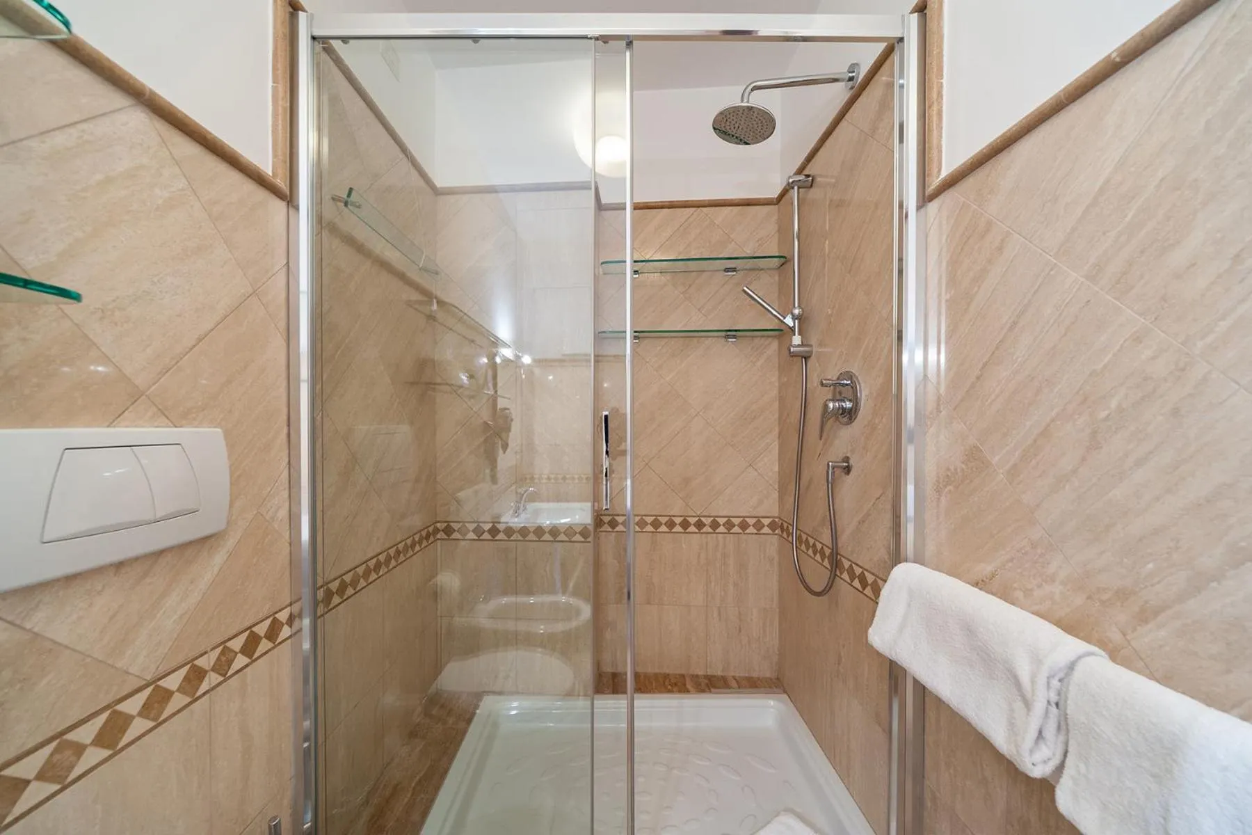 Shower in La Dolce Vita Barberini