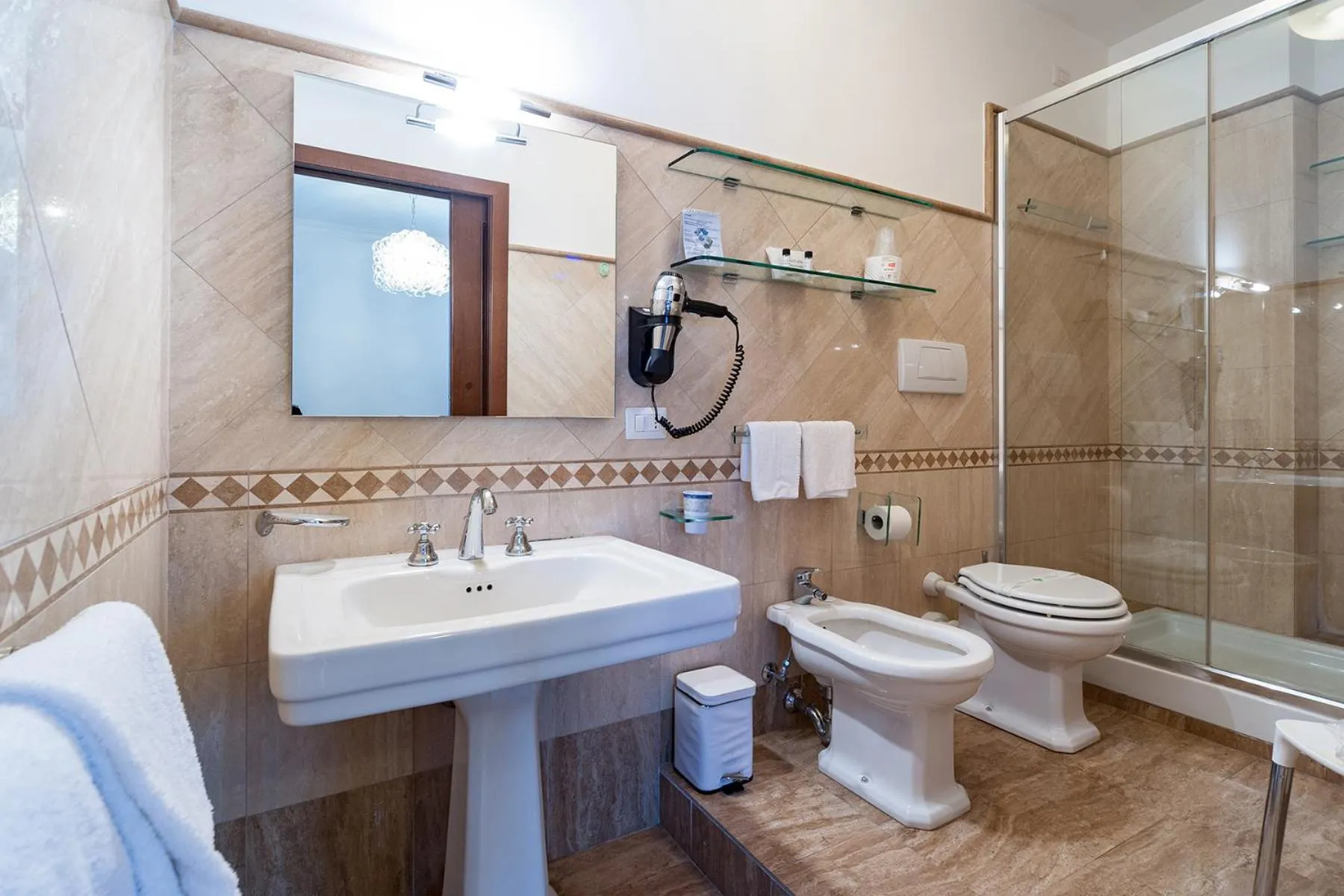 Shower in La Dolce Vita Barberini