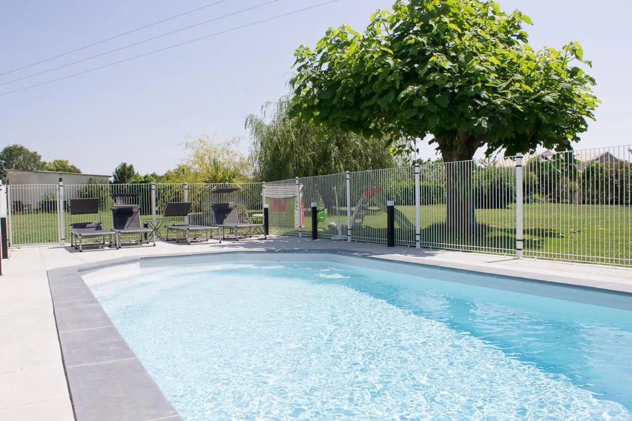 Swimming pool in Le Charhido