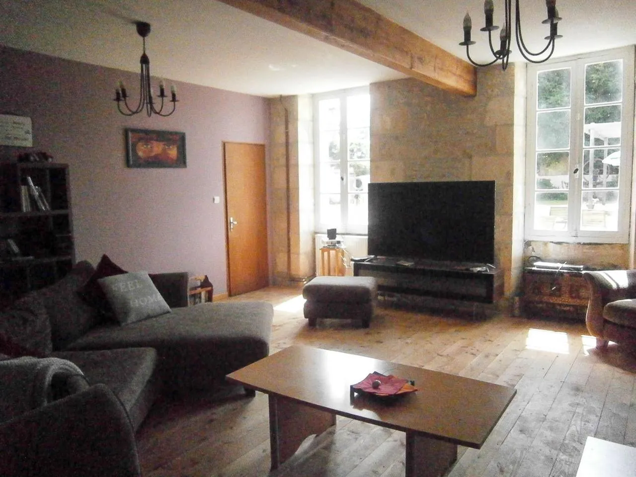 Communal lounge/ TV room in Le Charhido