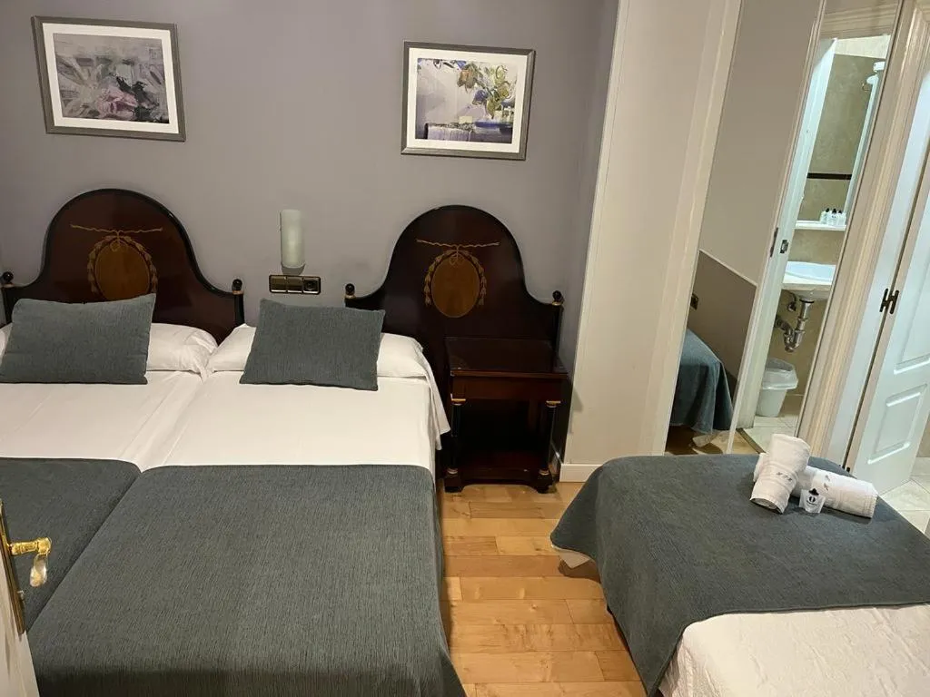 Bedroom, Bed in Hospedium Plaza Mayor Salamanca