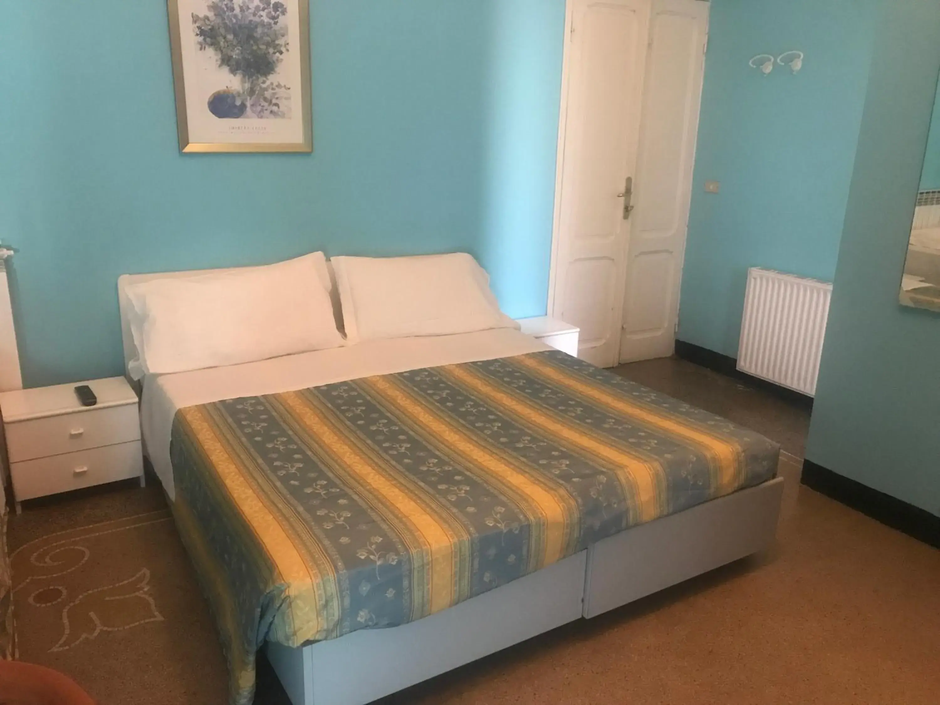 Triple Room with Private Bathroom in Hotel Doria Triple Room with Private Bathroom in Hotel Doria