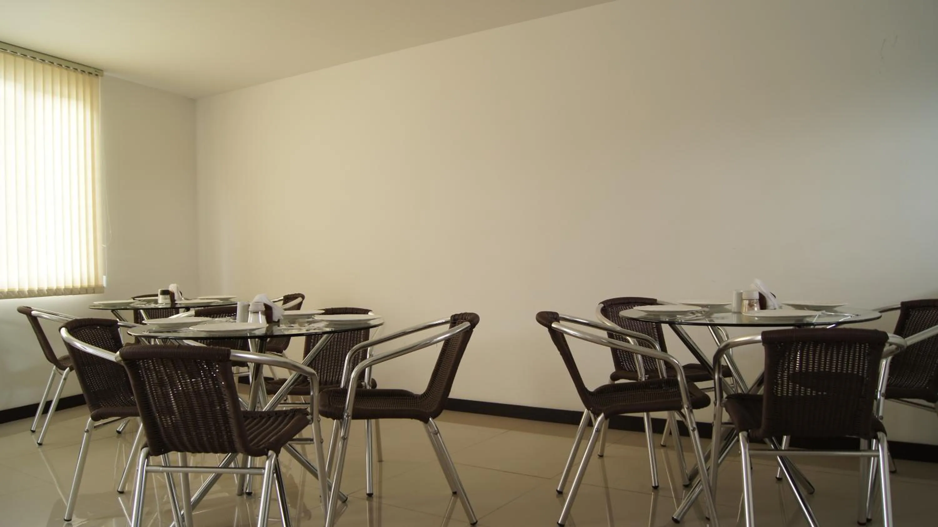 Dining area in Hotel Dorado Plaza Bogota