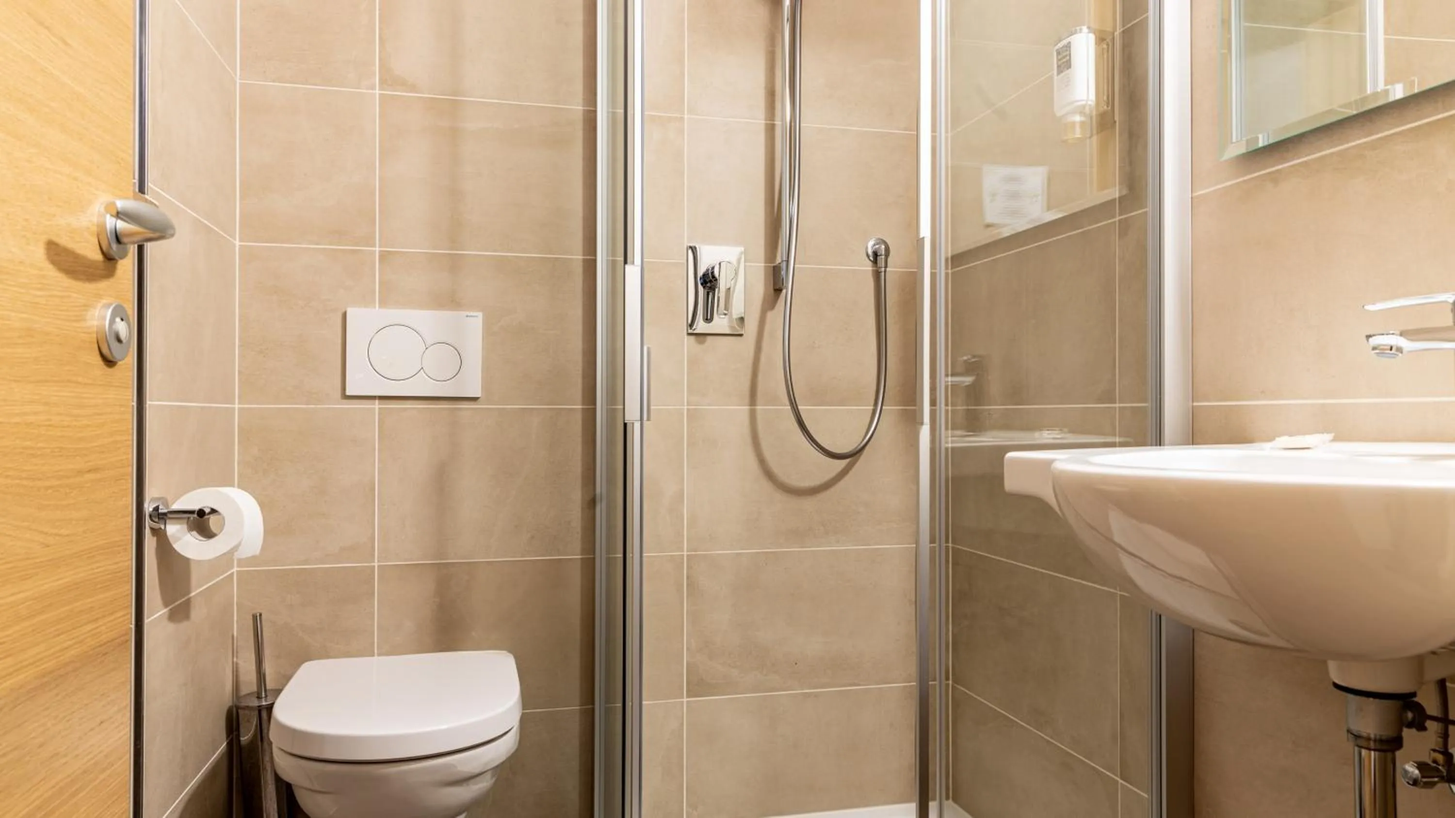 Shower in B&B Hotel Sonneck