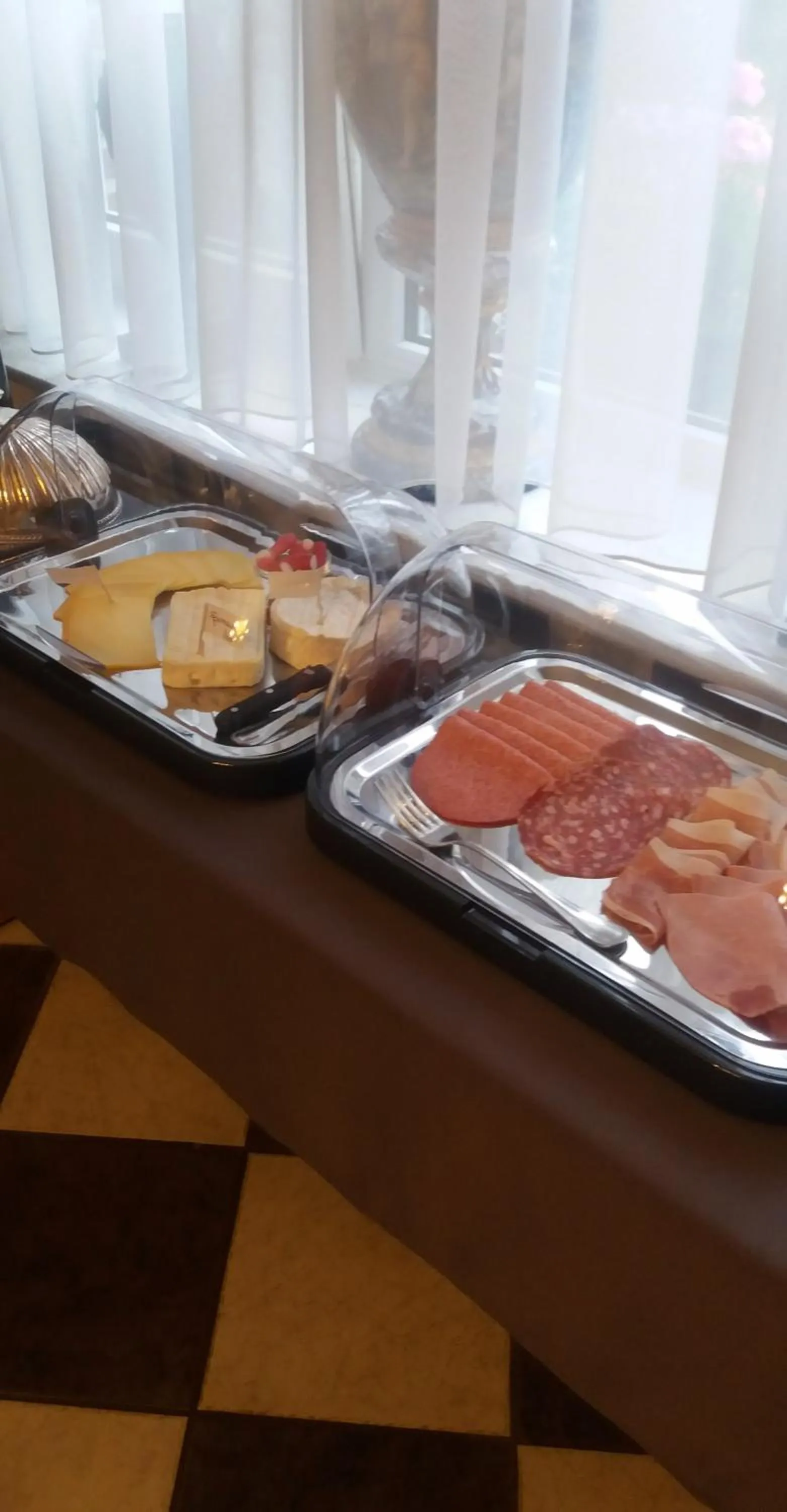 Buffet breakfast in Au trou perdu