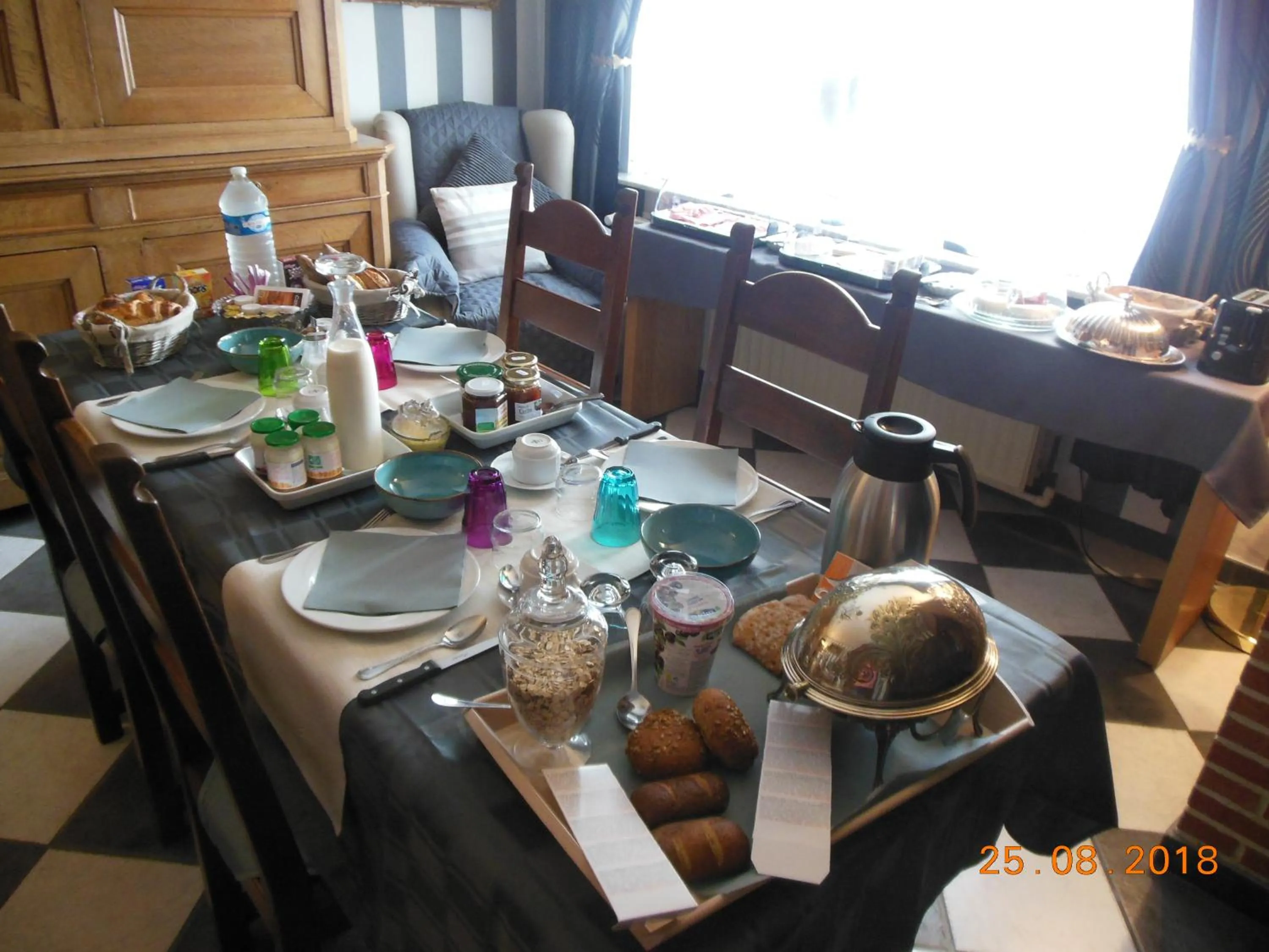 Continental breakfast in Au trou perdu