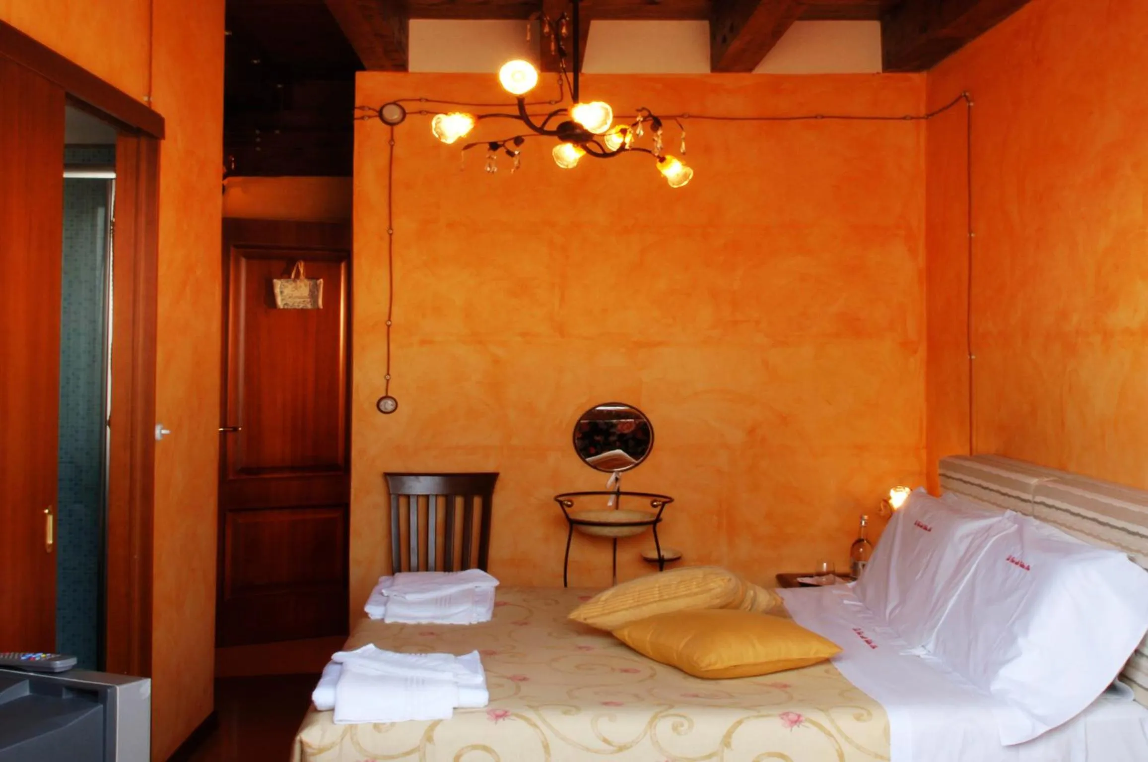 Photo of the whole room, Bed in La Casa sulla Collina d'Oro