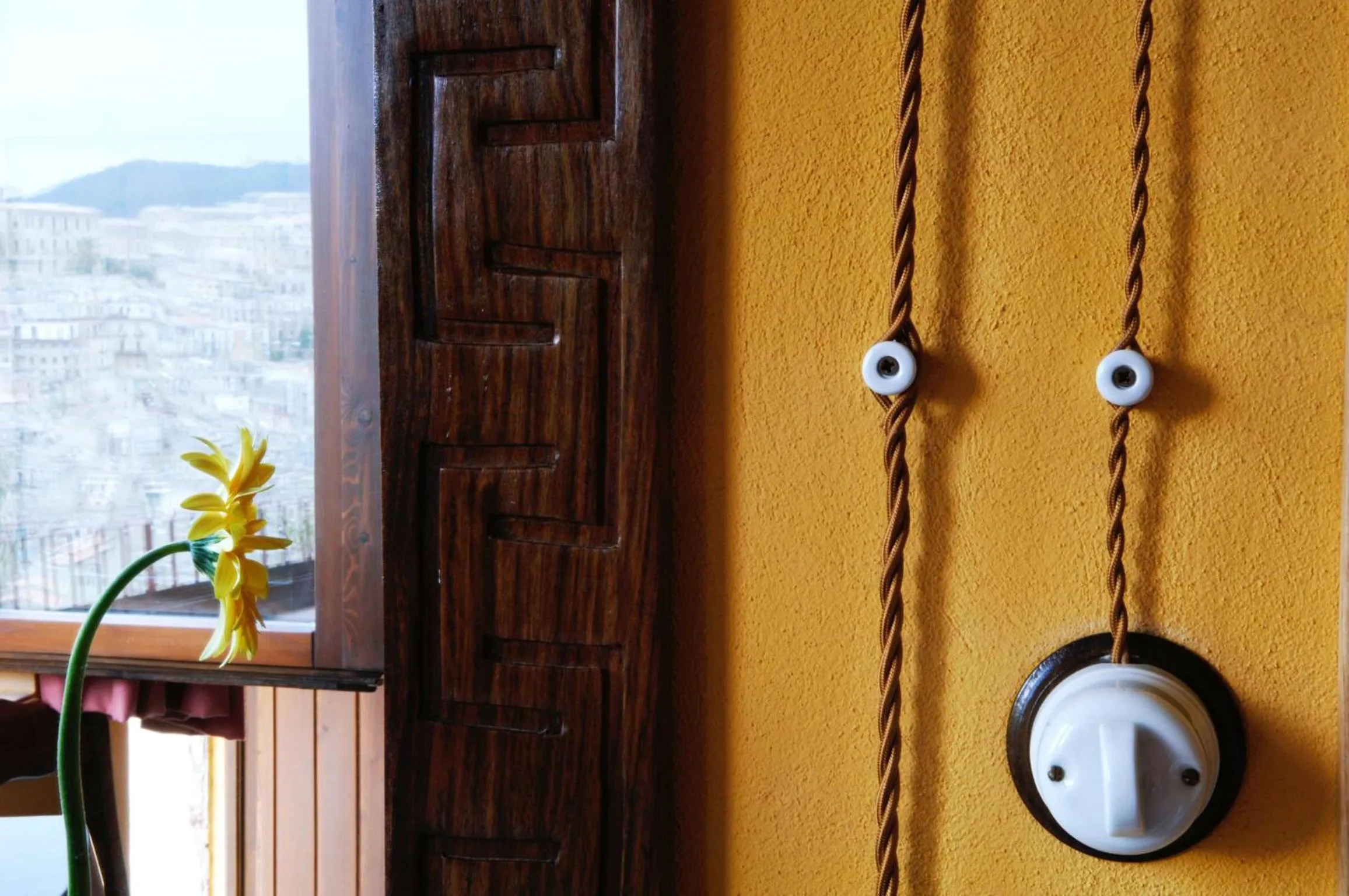 Decorative detail in La Casa sulla Collina d'Oro