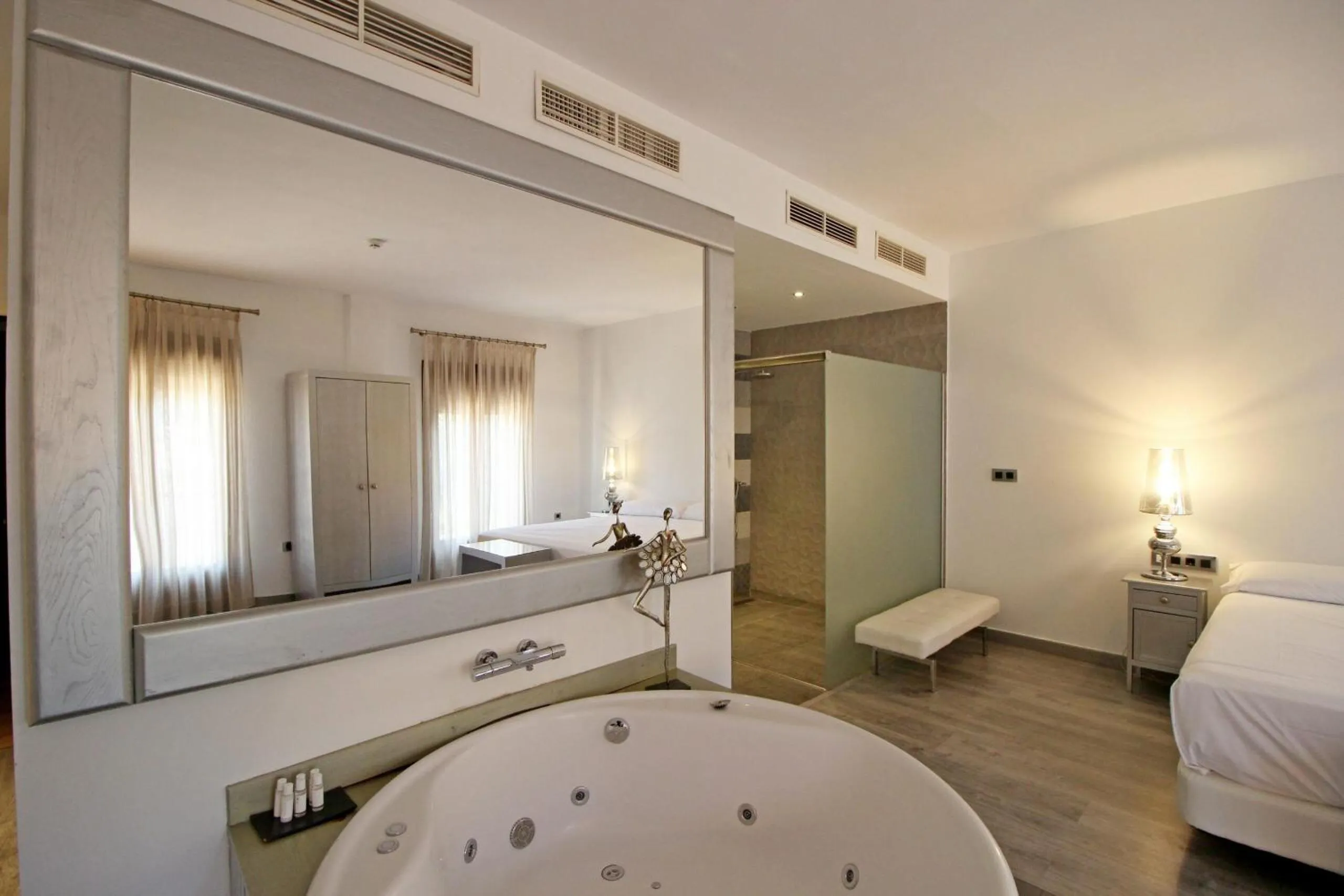 Hot Tub, Bed in Villa Xarahiz