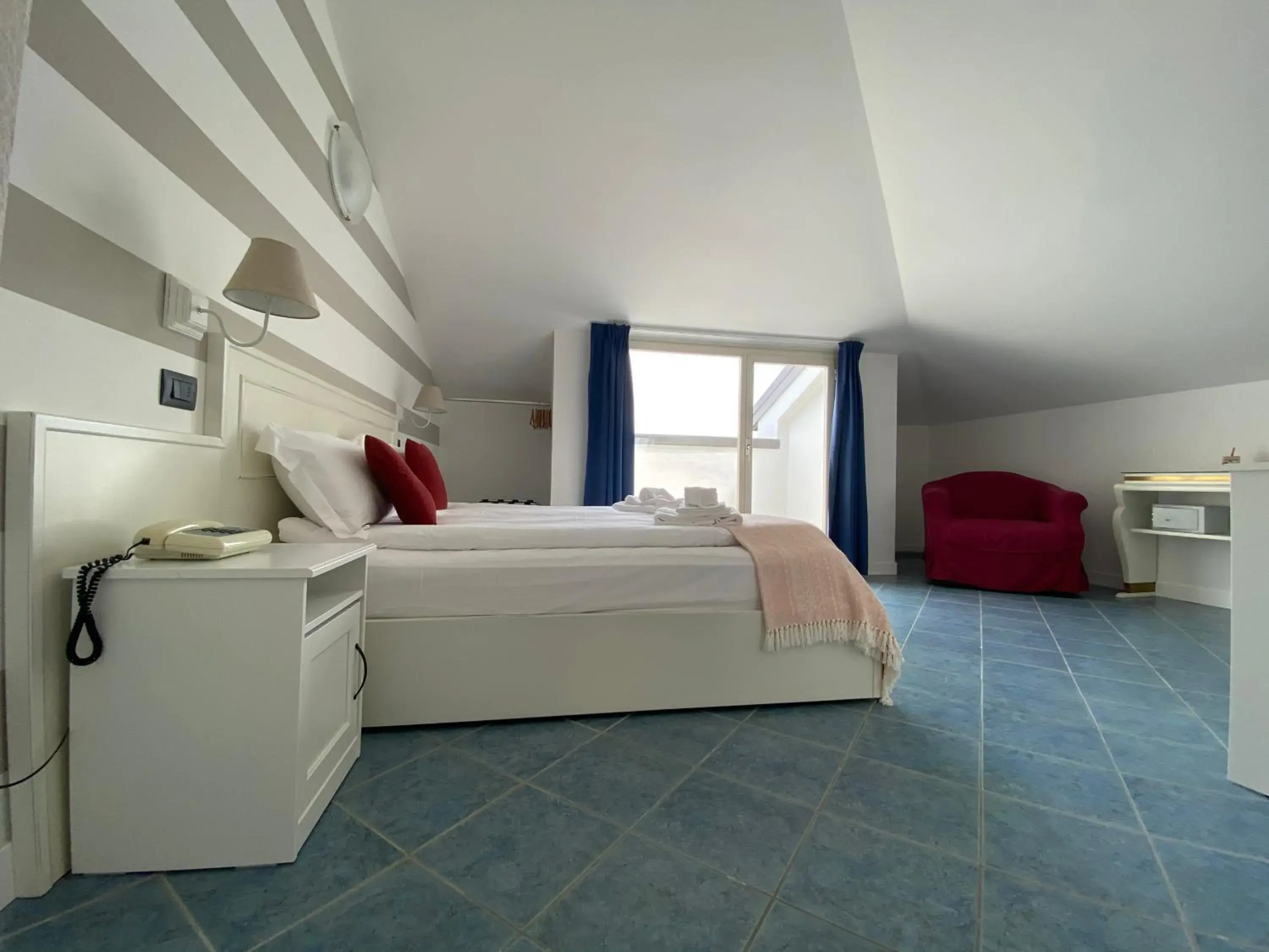 Superior Double or Twin Room with Lake View in Hotel La Fontana Superior Double or Twin Room with Lake View in Hotel La Fontana