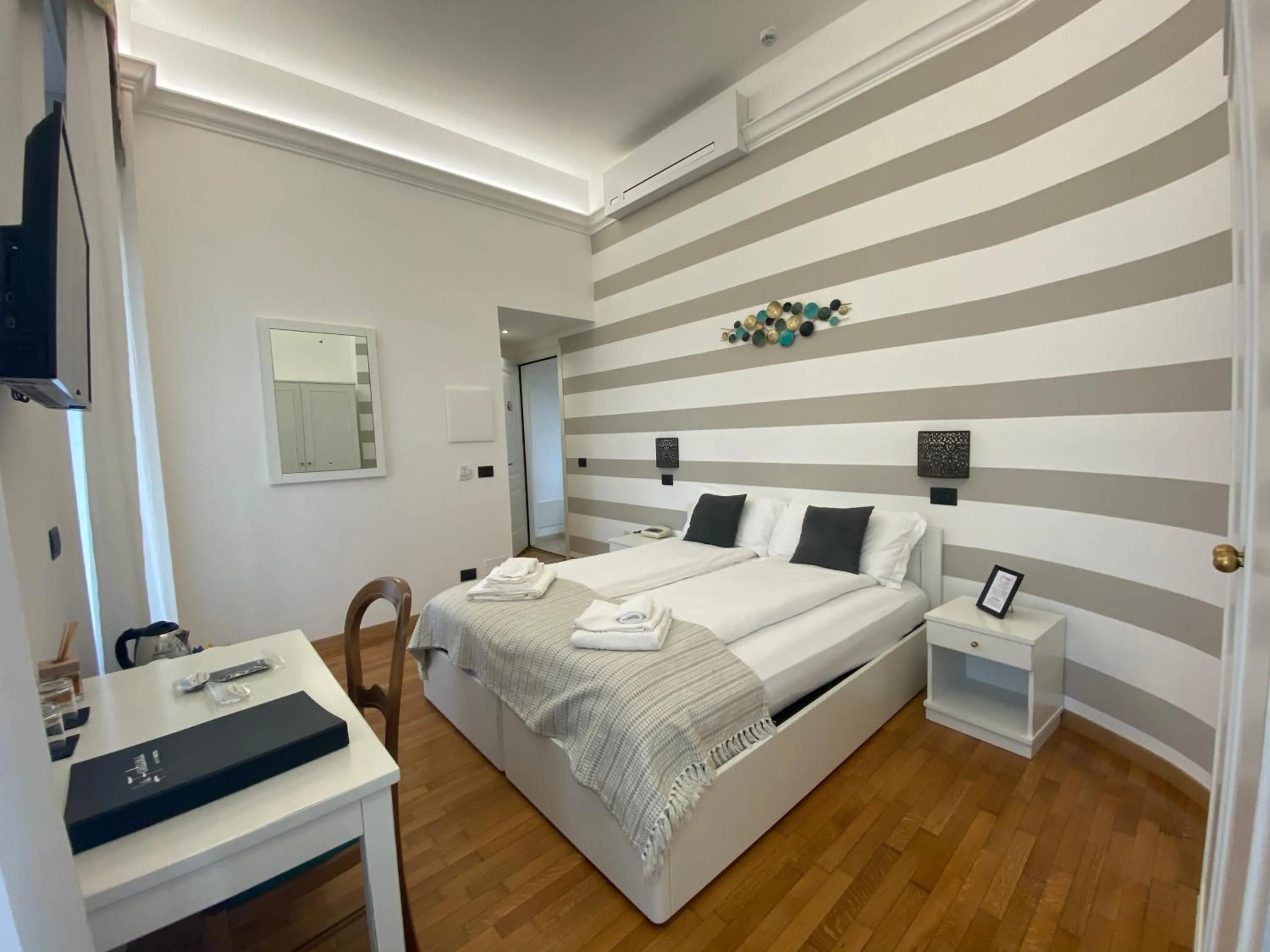 Balcony/Terrace, Bed in Hotel La Fontana