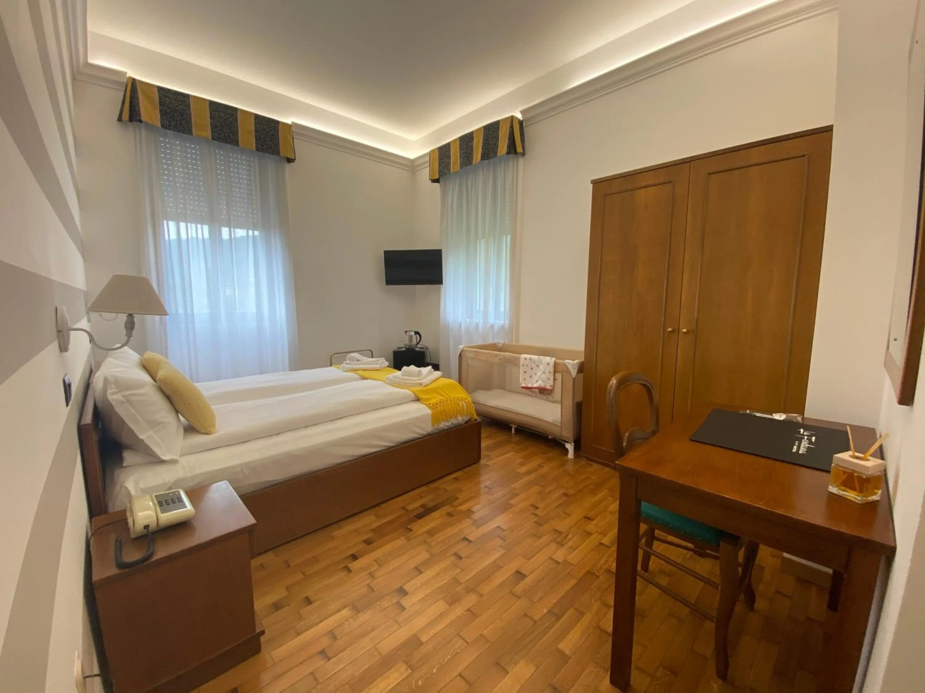 TV and multimedia, Bed in Hotel La Fontana