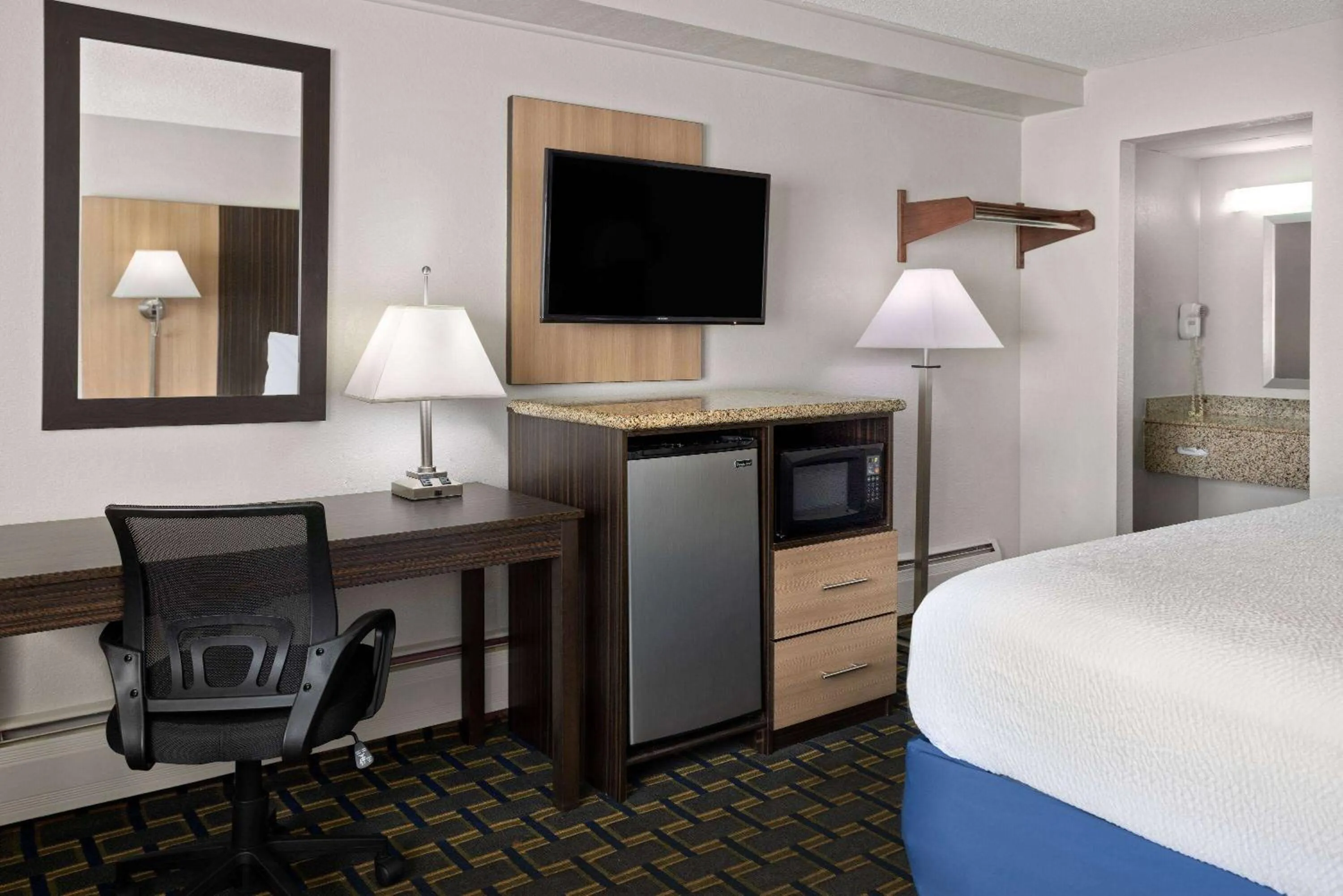 Photo of the whole room, Bed in Days Inn by Wyndham Tonawanda/Buffalo