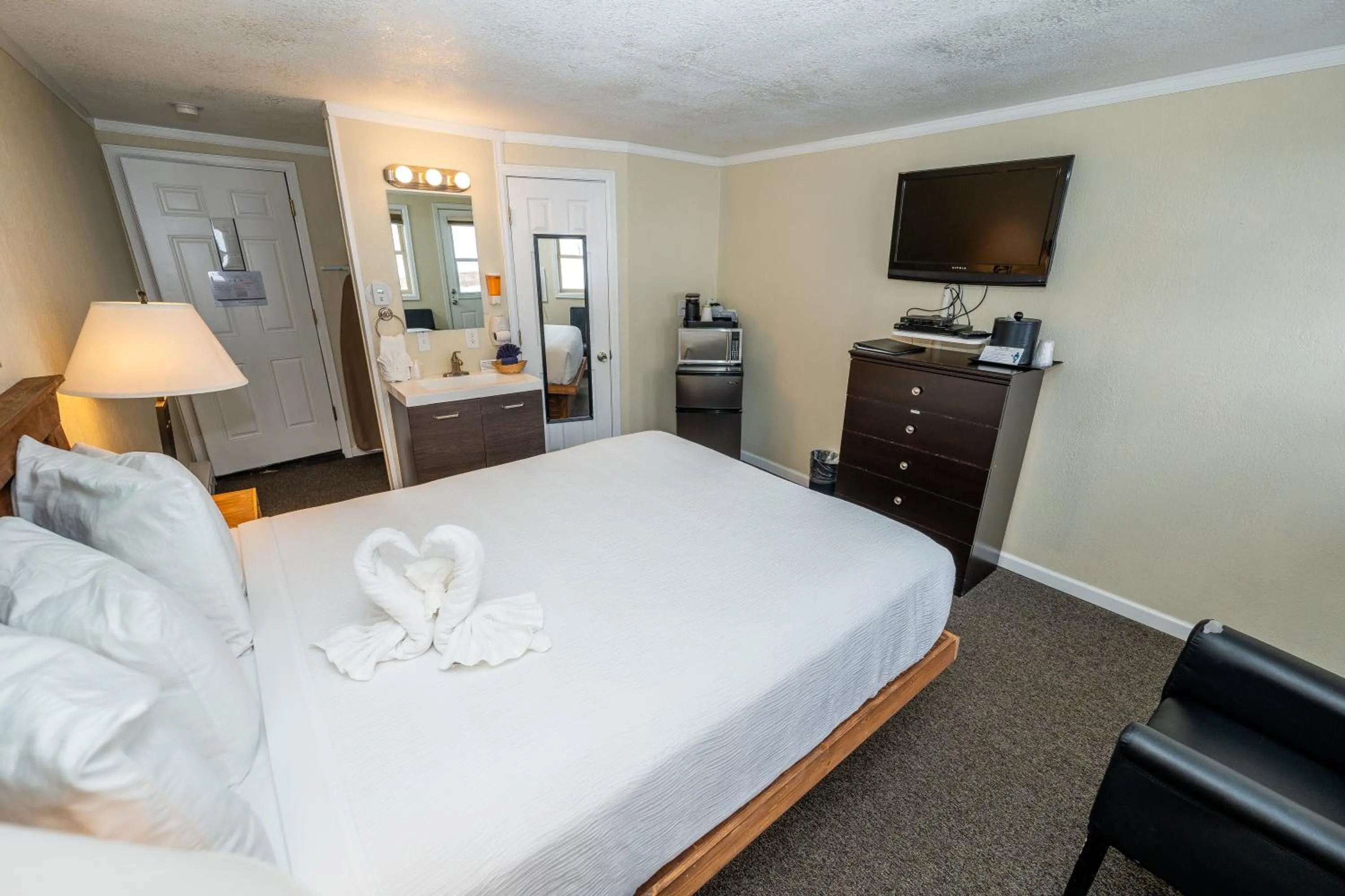 Bed in Murphy's River Lodge