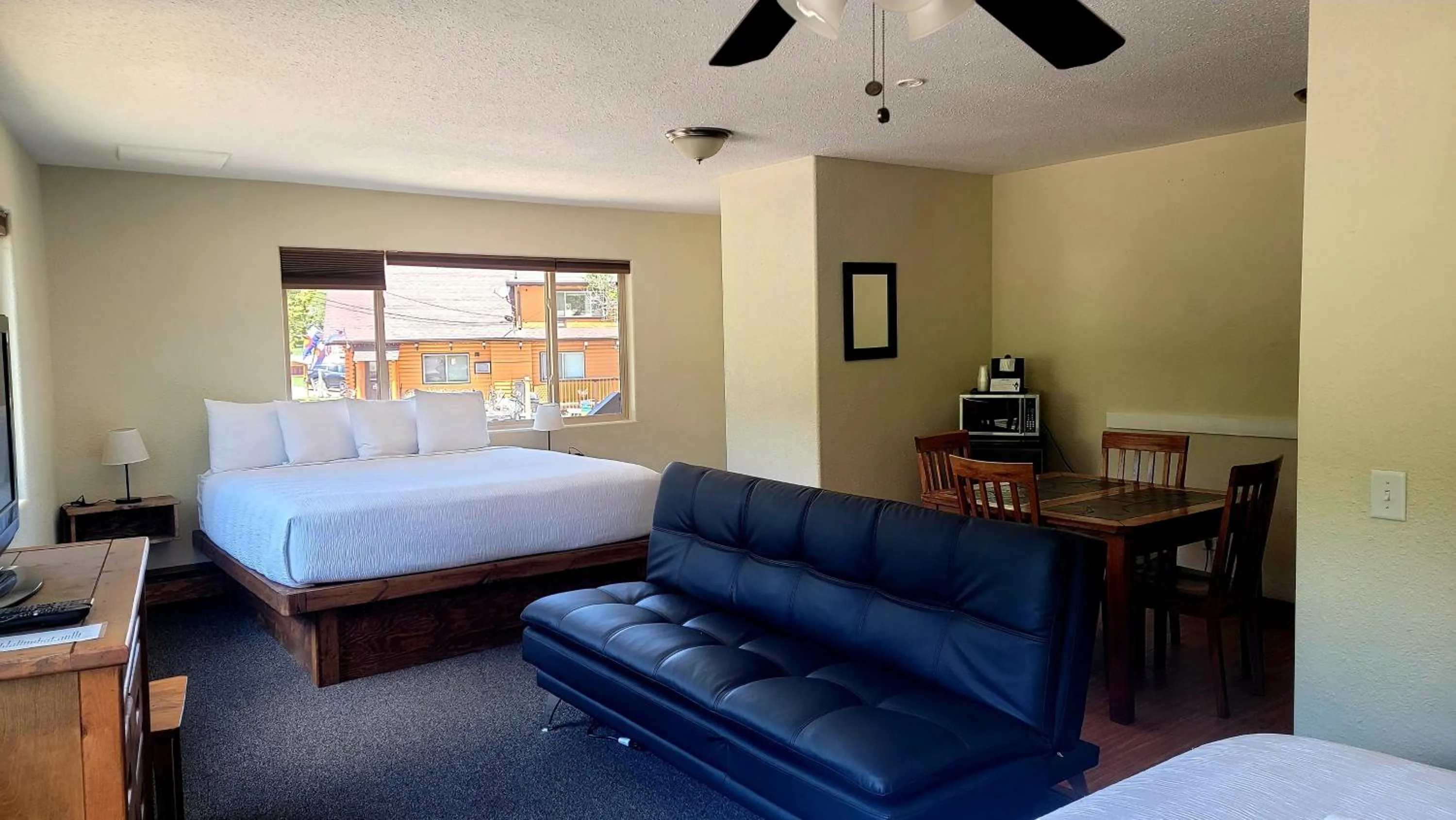 Bed in Murphy's River Lodge