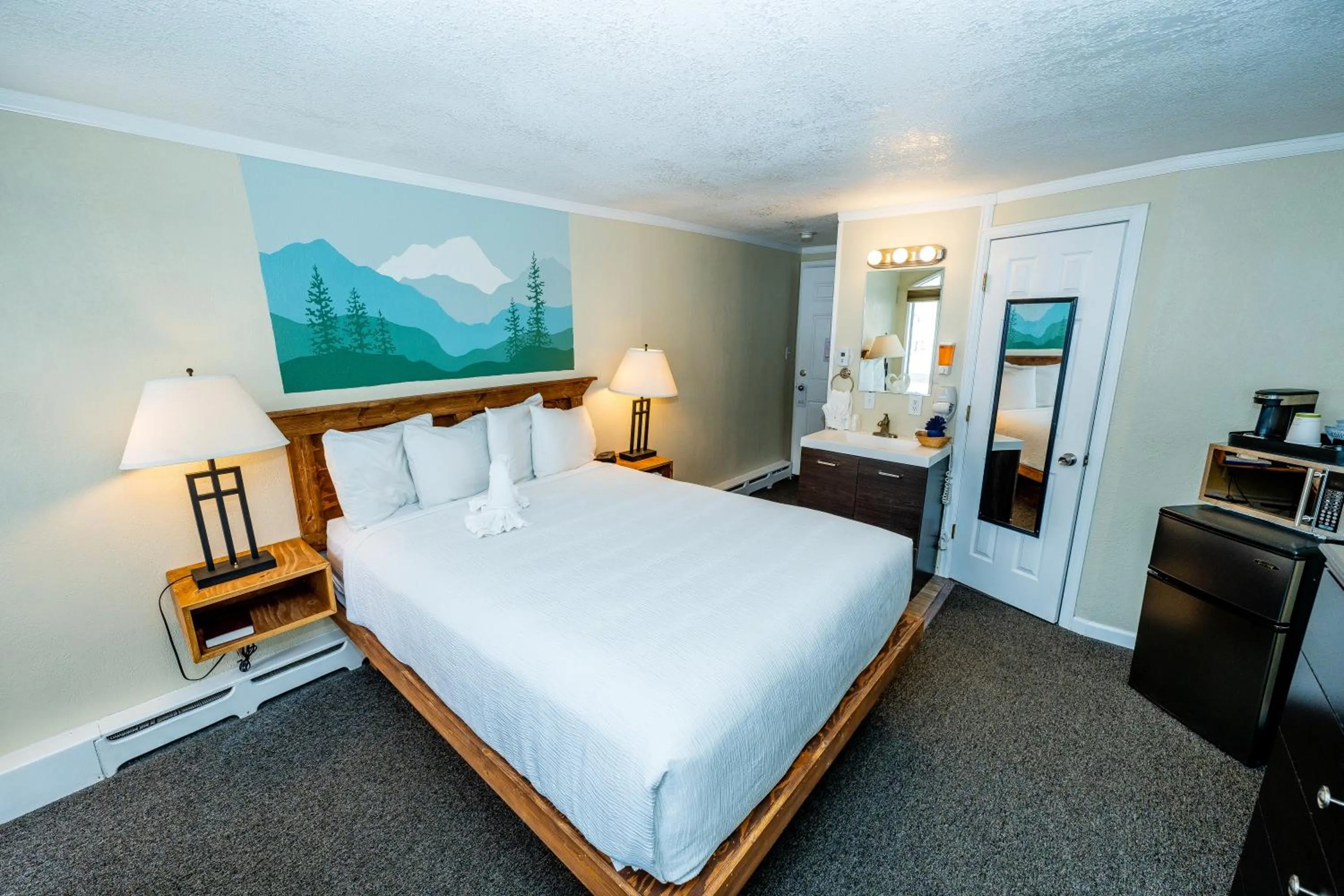 Bed in Murphy's River Lodge