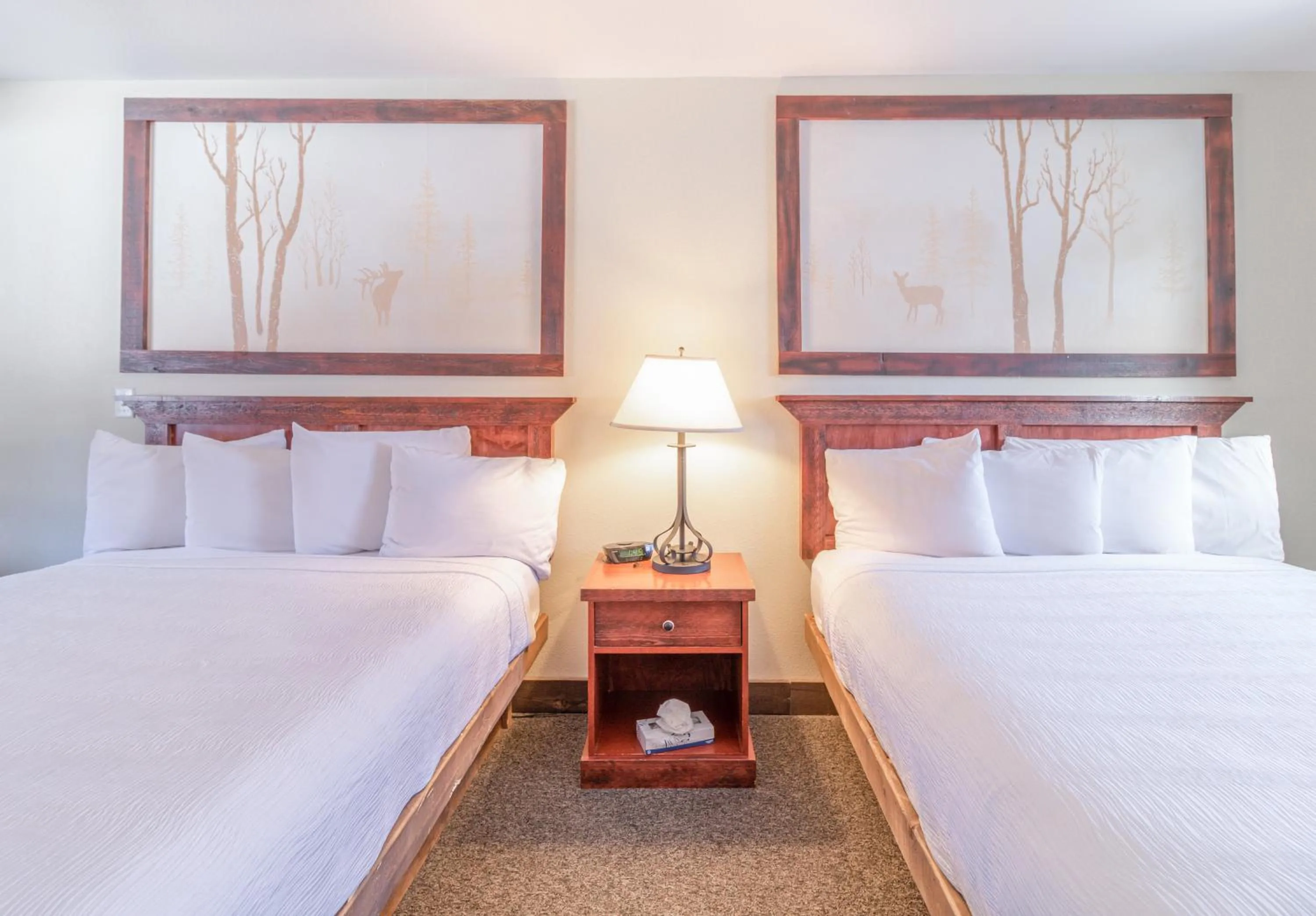 Bed in Murphy's River Lodge