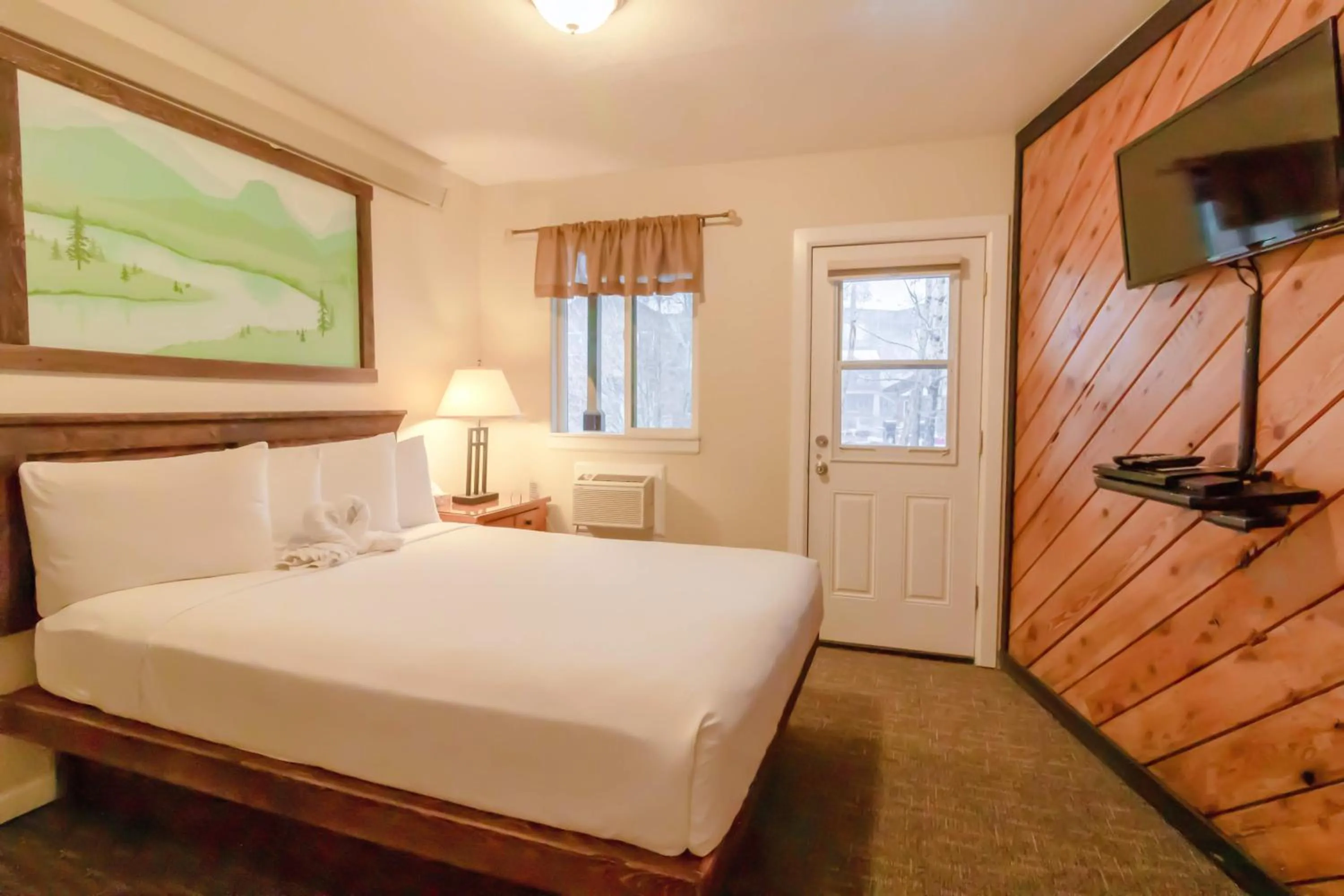 Photo of the whole room, Bed in Murphy's River Lodge