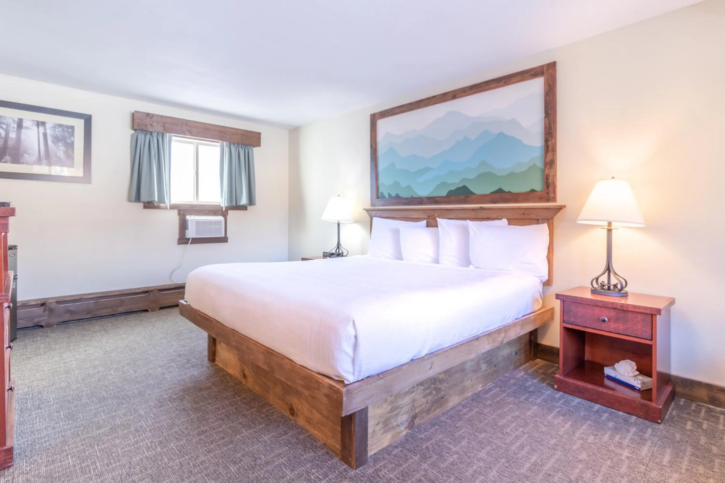 Photo of the whole room, Bed in Murphy's River Lodge