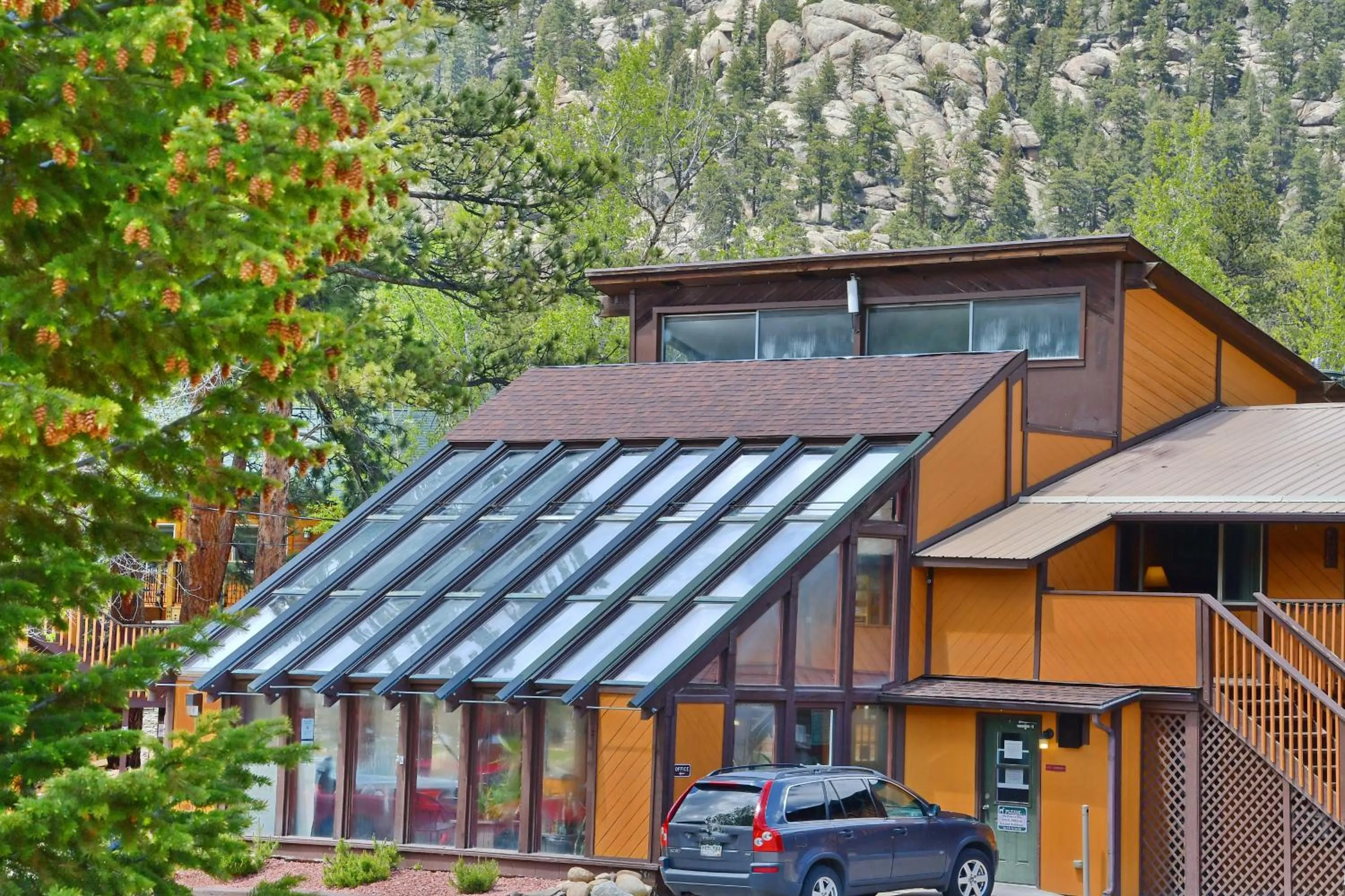 Pool view in Murphy's River Lodge
