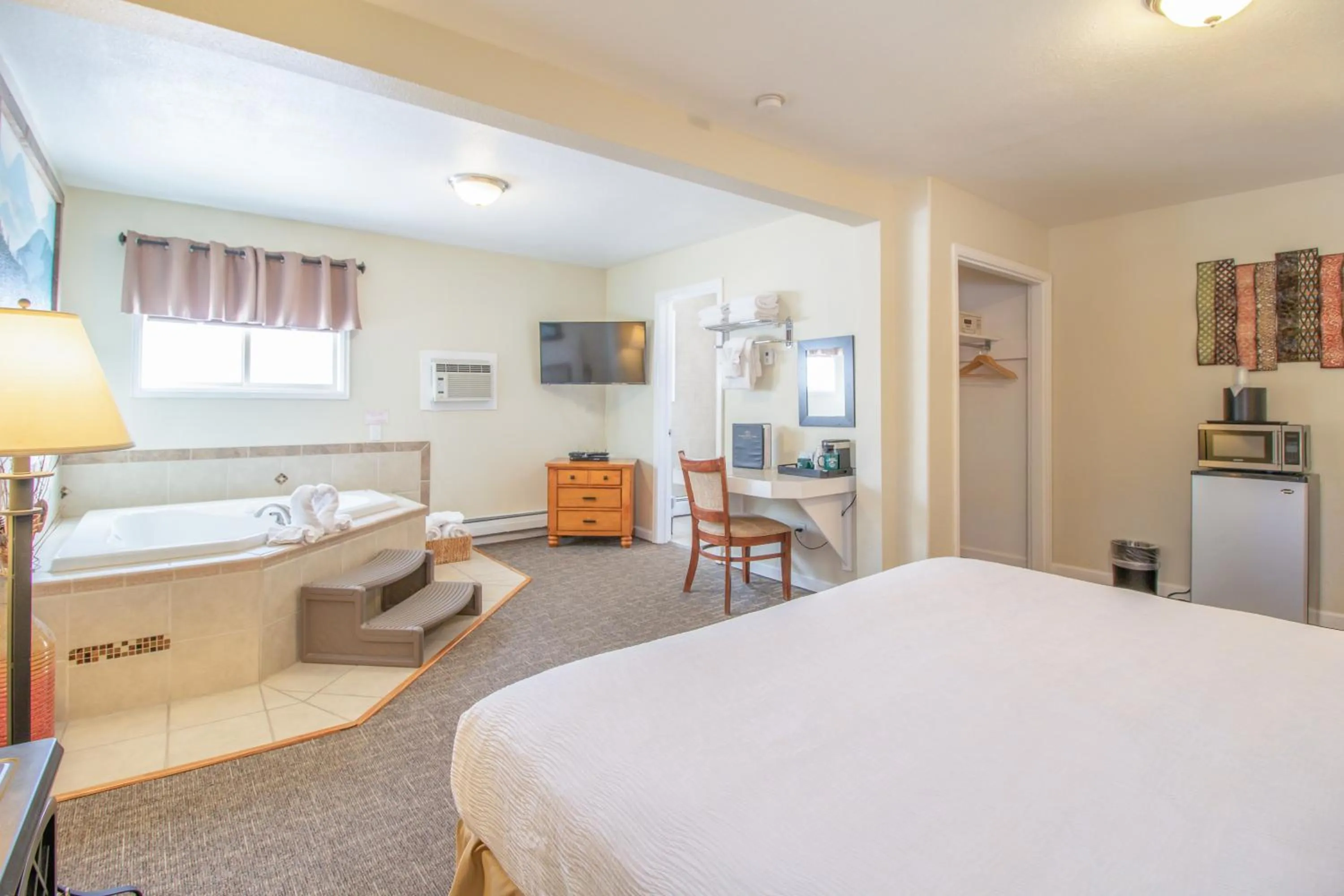 Photo of the whole room, Bed in Murphy's River Lodge