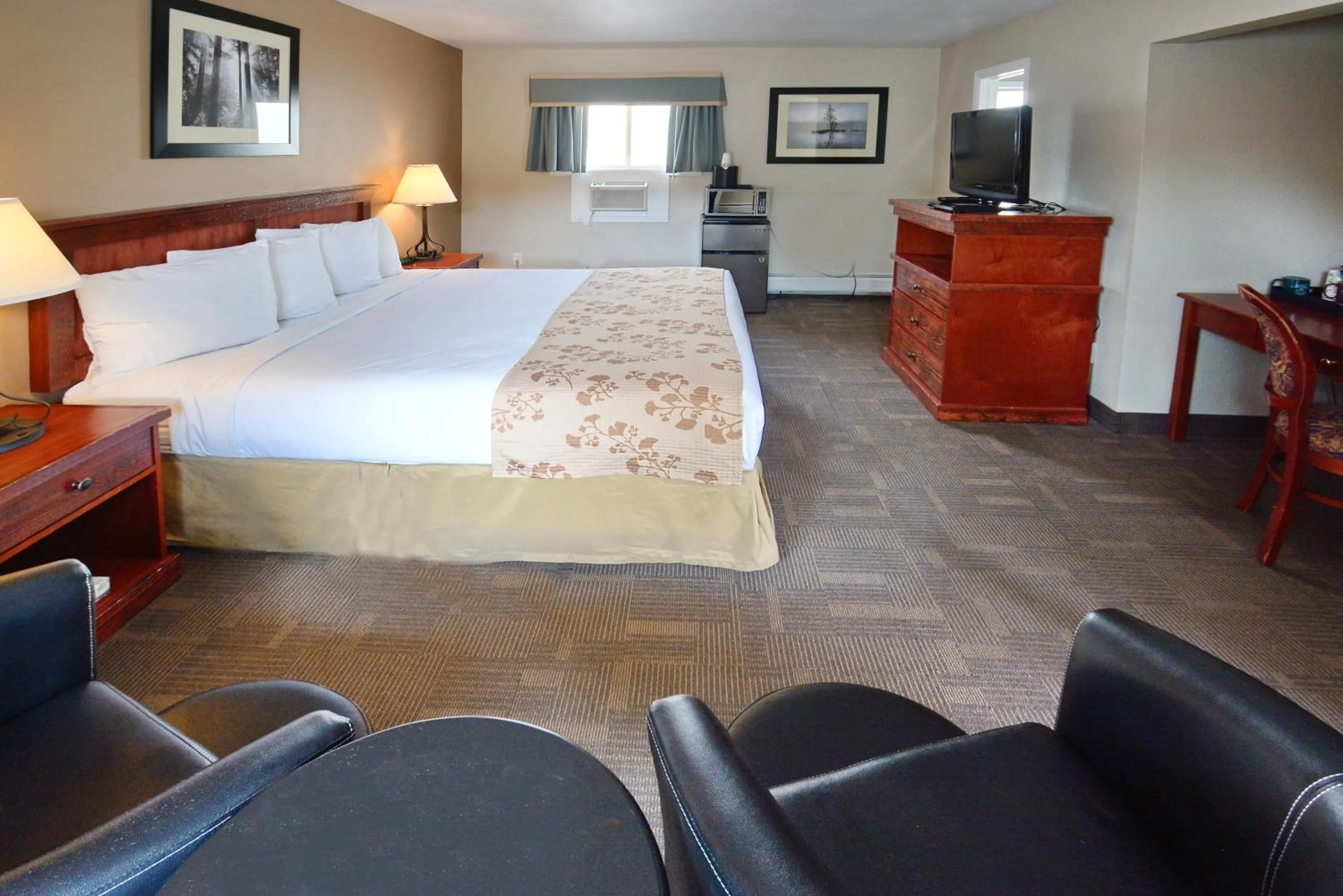 Photo of the whole room, Bed in Murphy's River Lodge