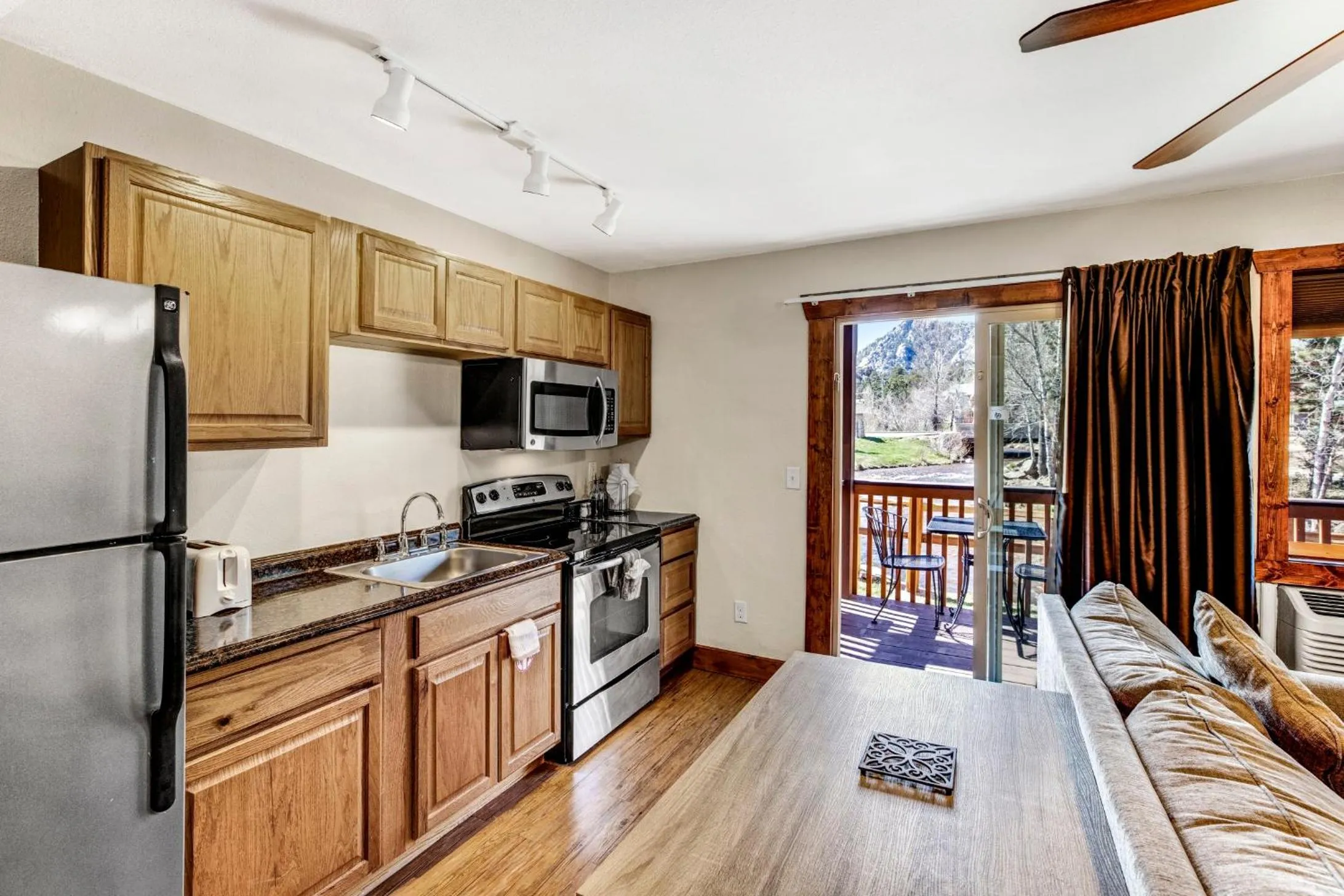 Kitchen or kitchenette in Murphy's River Lodge