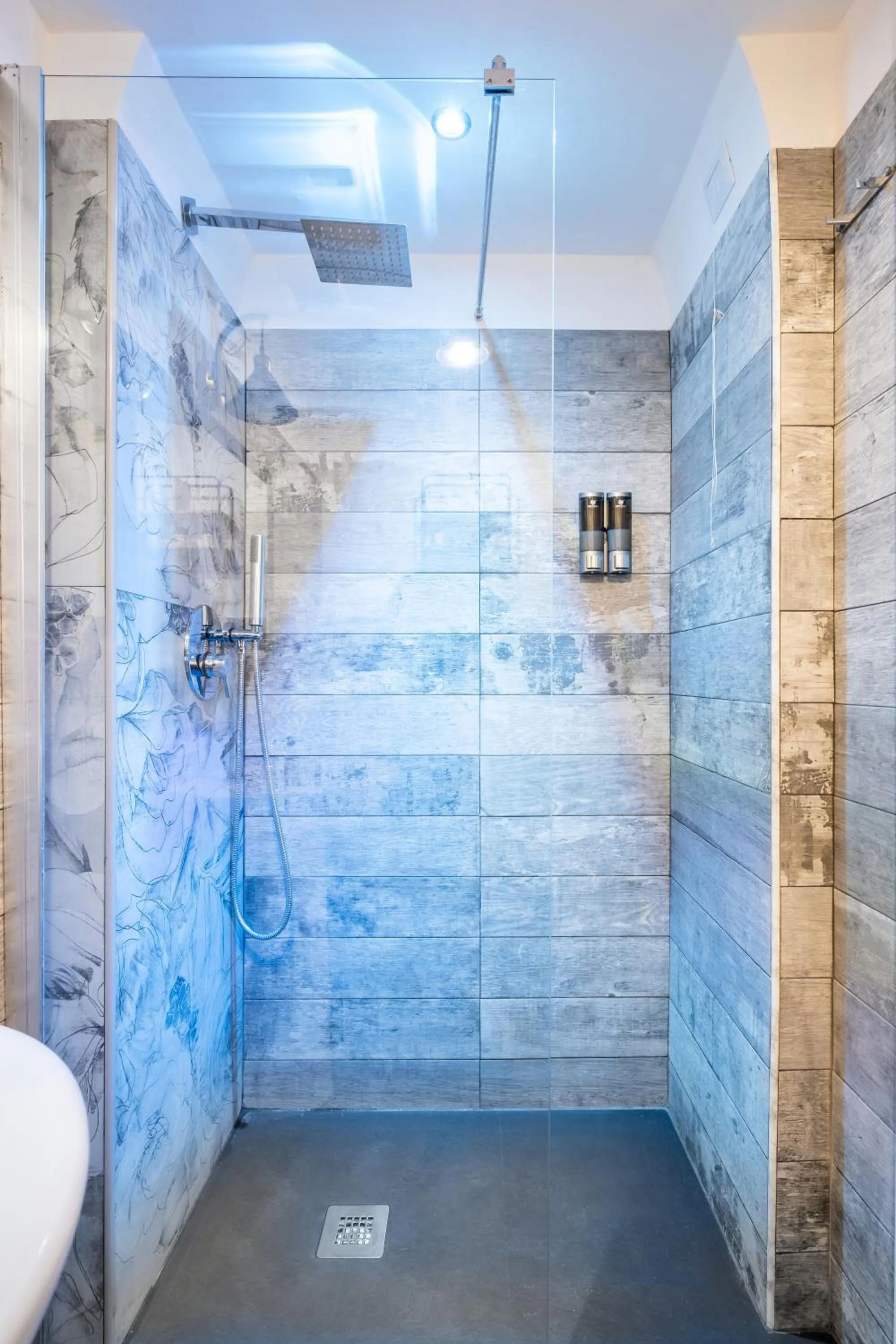 Shower in Vatican36 Guest House