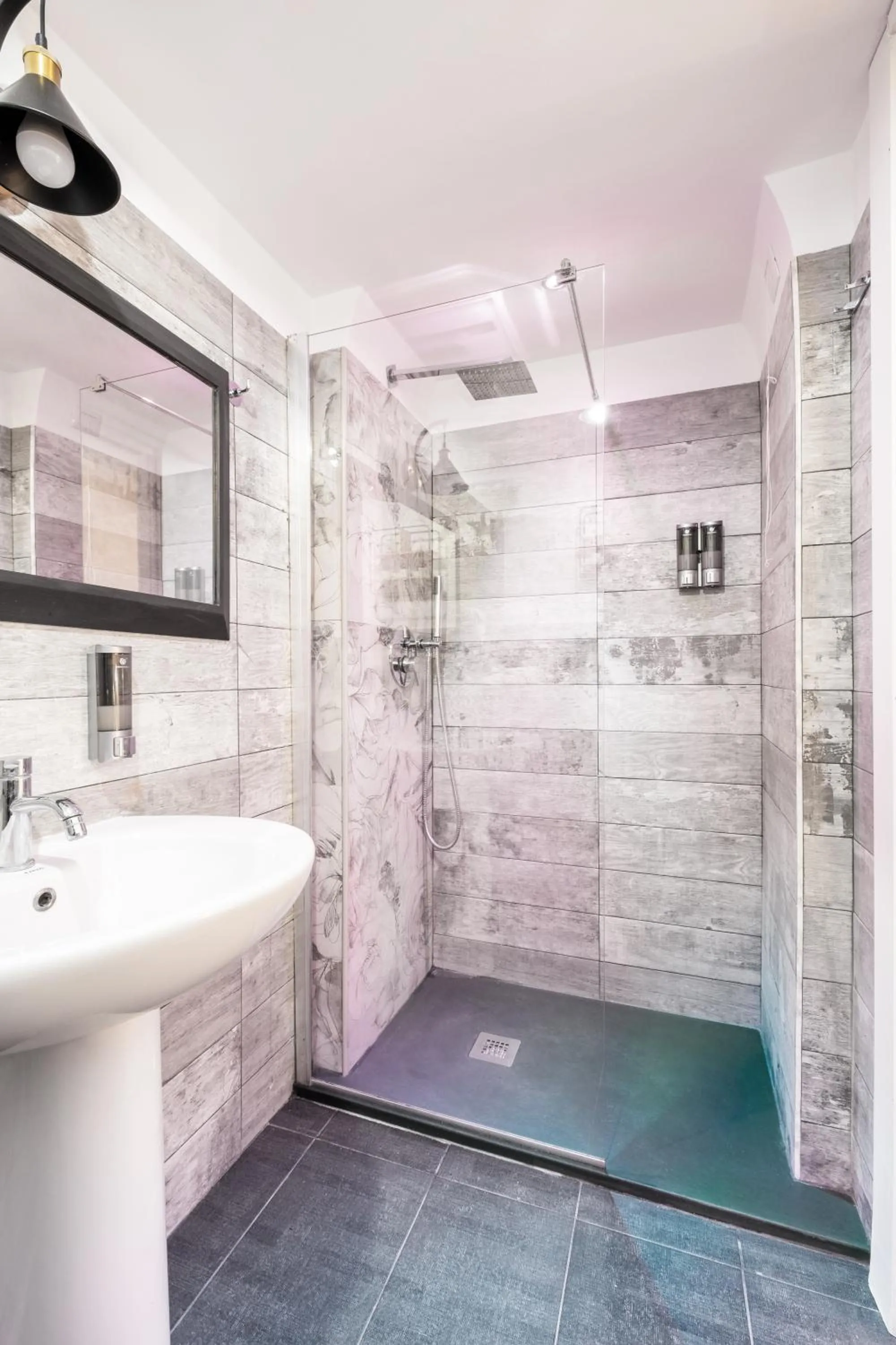 Shower in Vatican36 Guest House