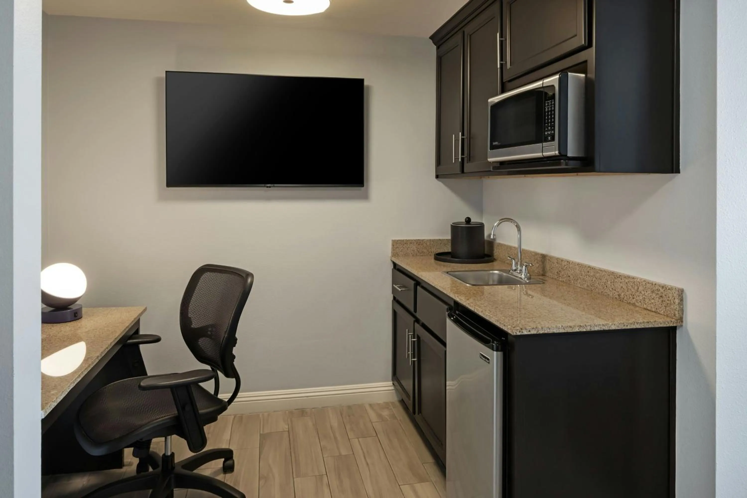 Kitchen or kitchenette in City Express by Marriott Manhattan Beach