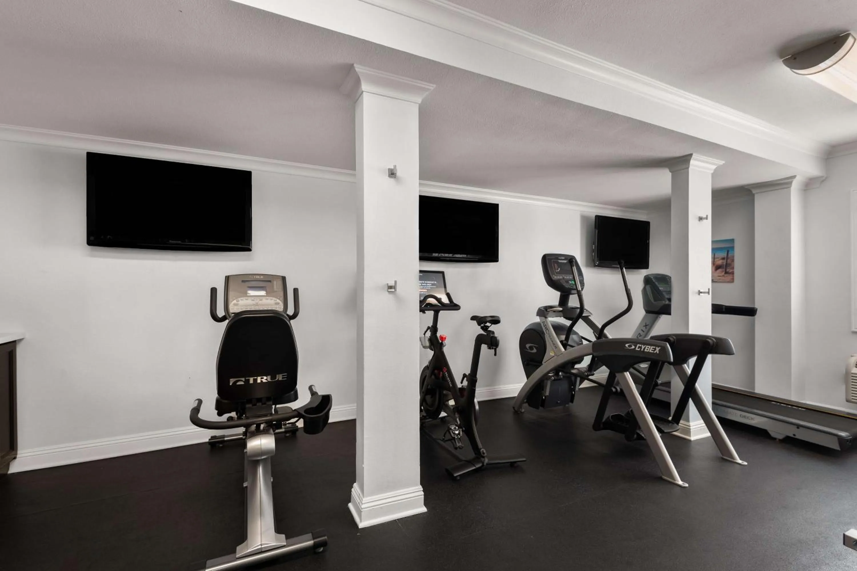 Fitness centre/facilities in City Express by Marriott Manhattan Beach