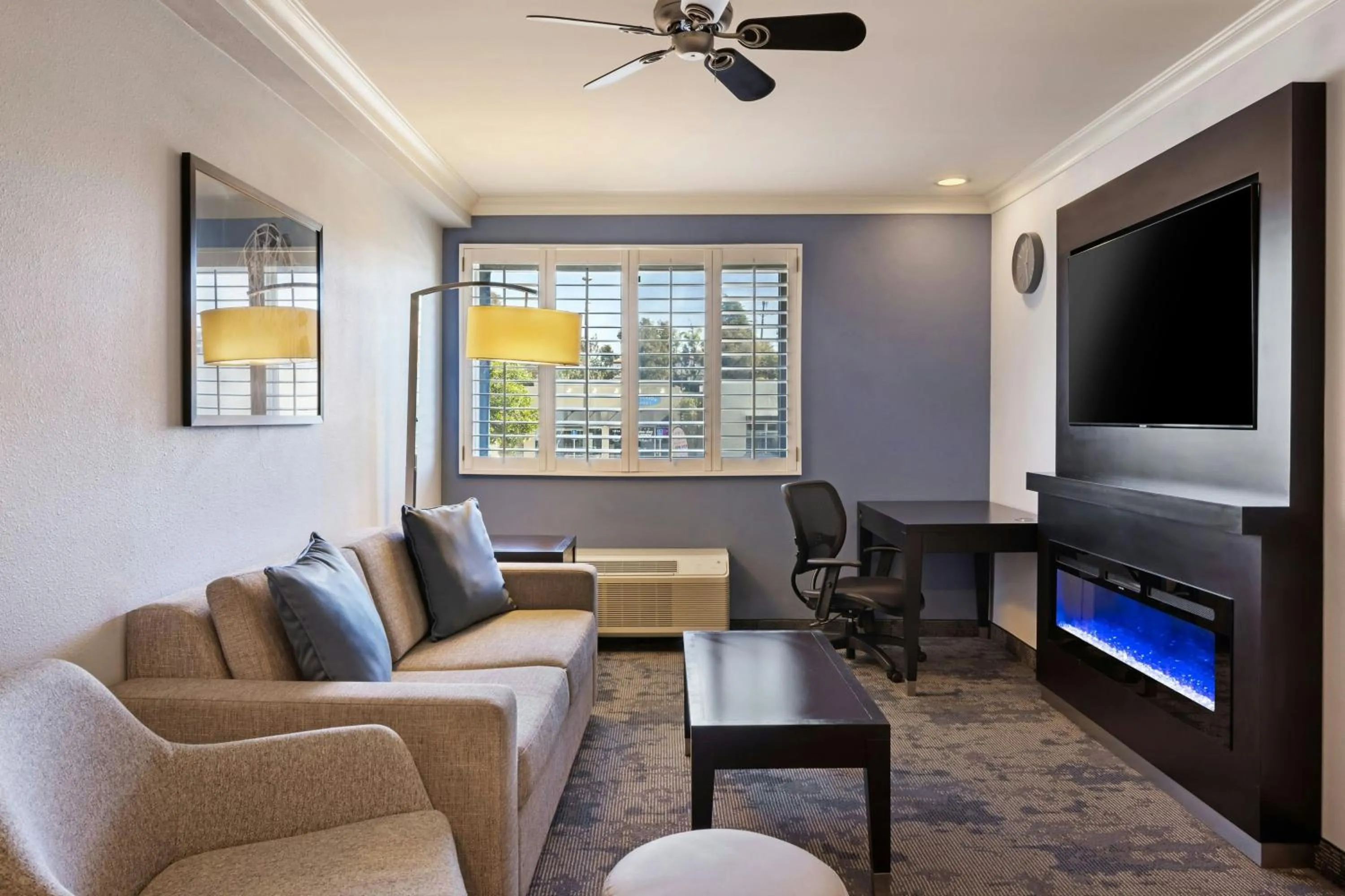Living room in City Express by Marriott Manhattan Beach