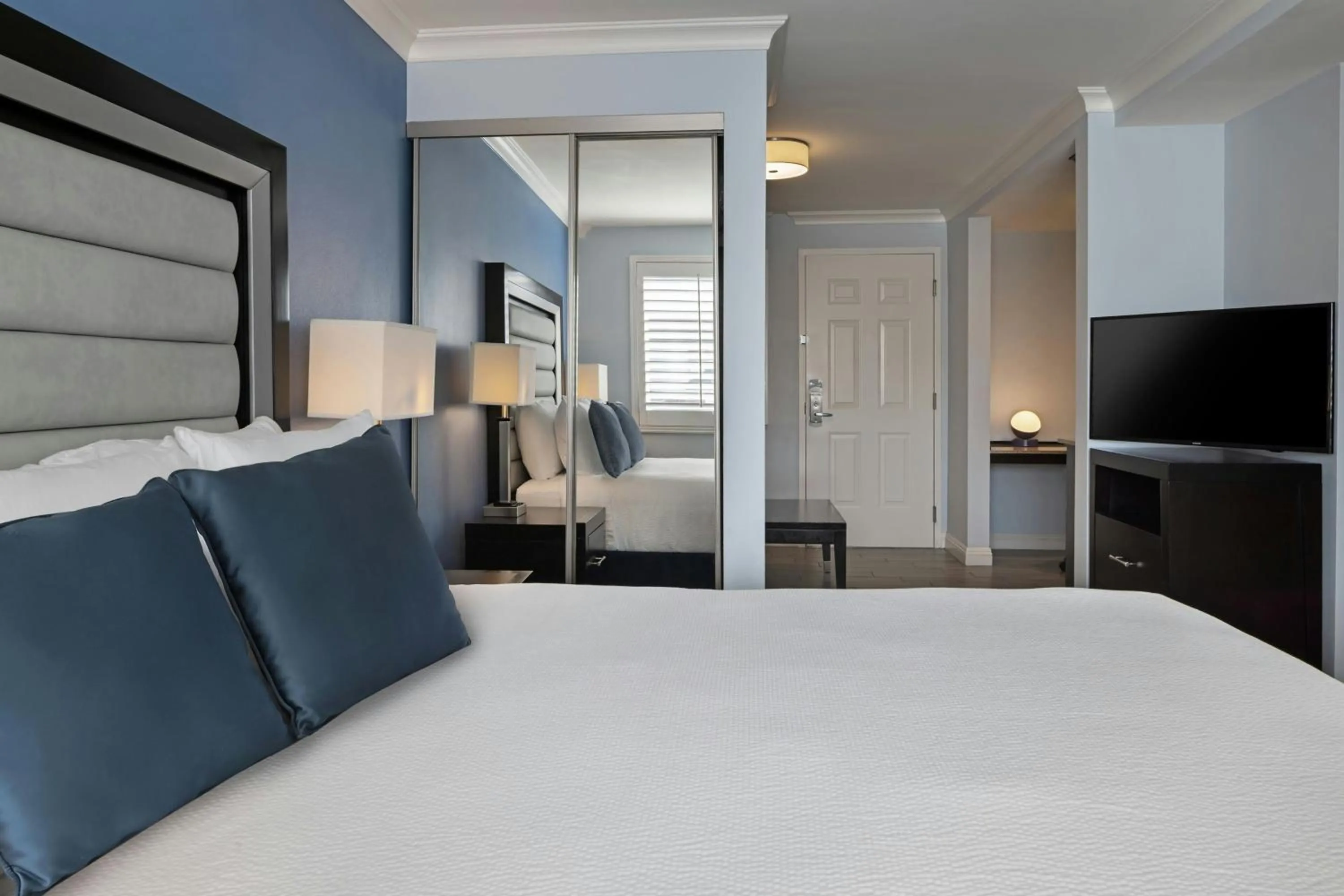 Photo of the whole room, Bed in City Express by Marriott Manhattan Beach