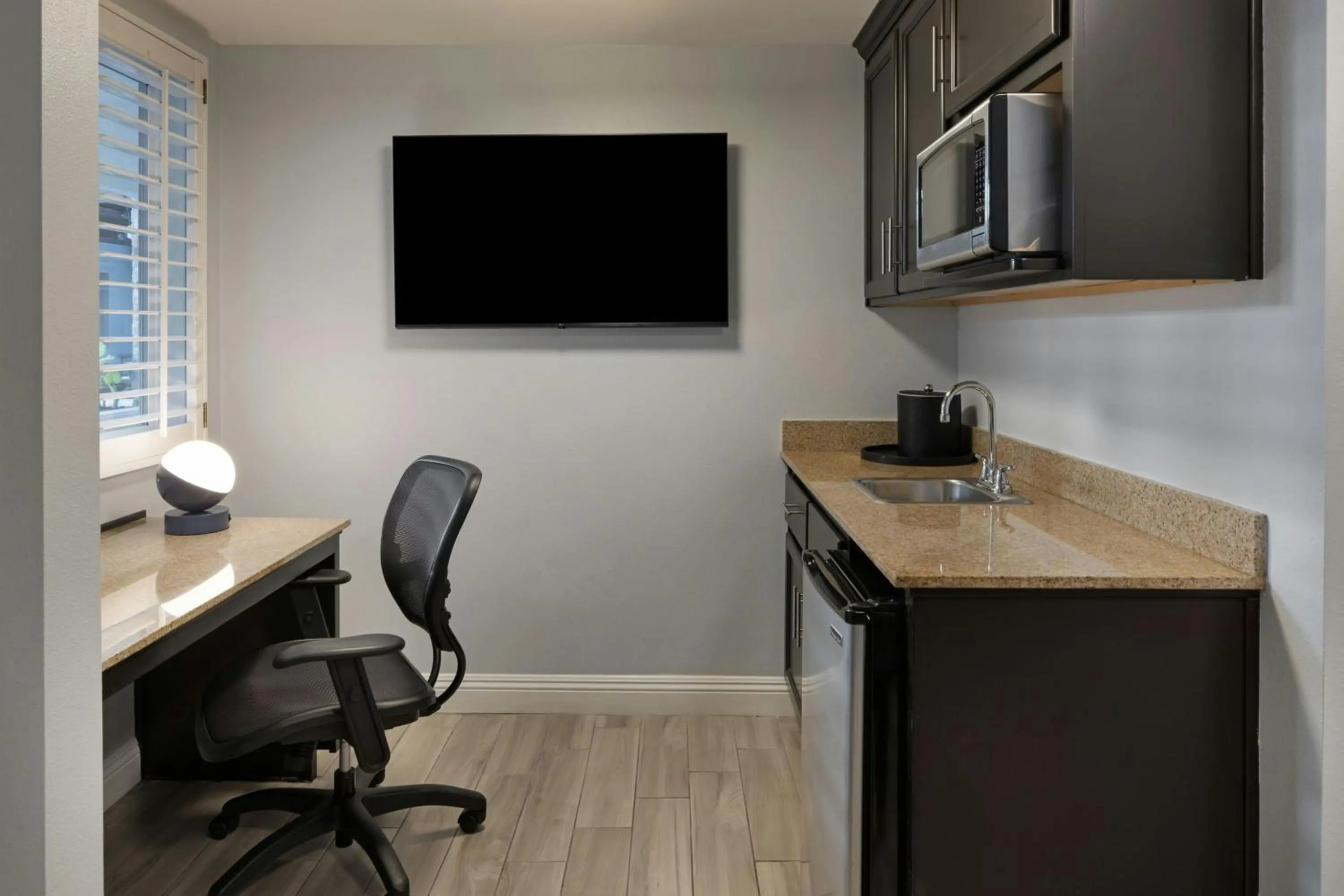 Kitchen or kitchenette in City Express by Marriott Manhattan Beach