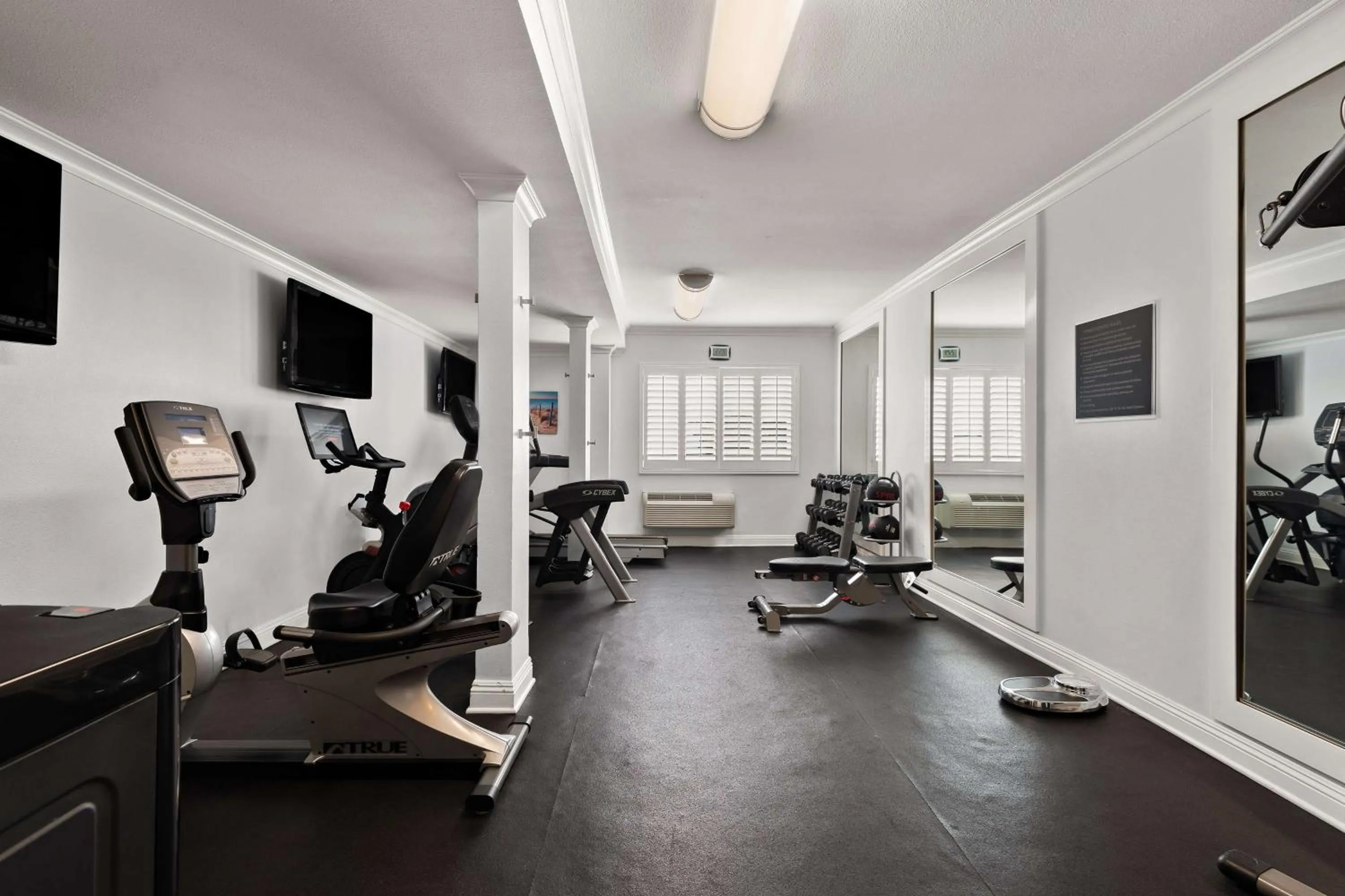 Fitness centre/facilities in City Express by Marriott Manhattan Beach