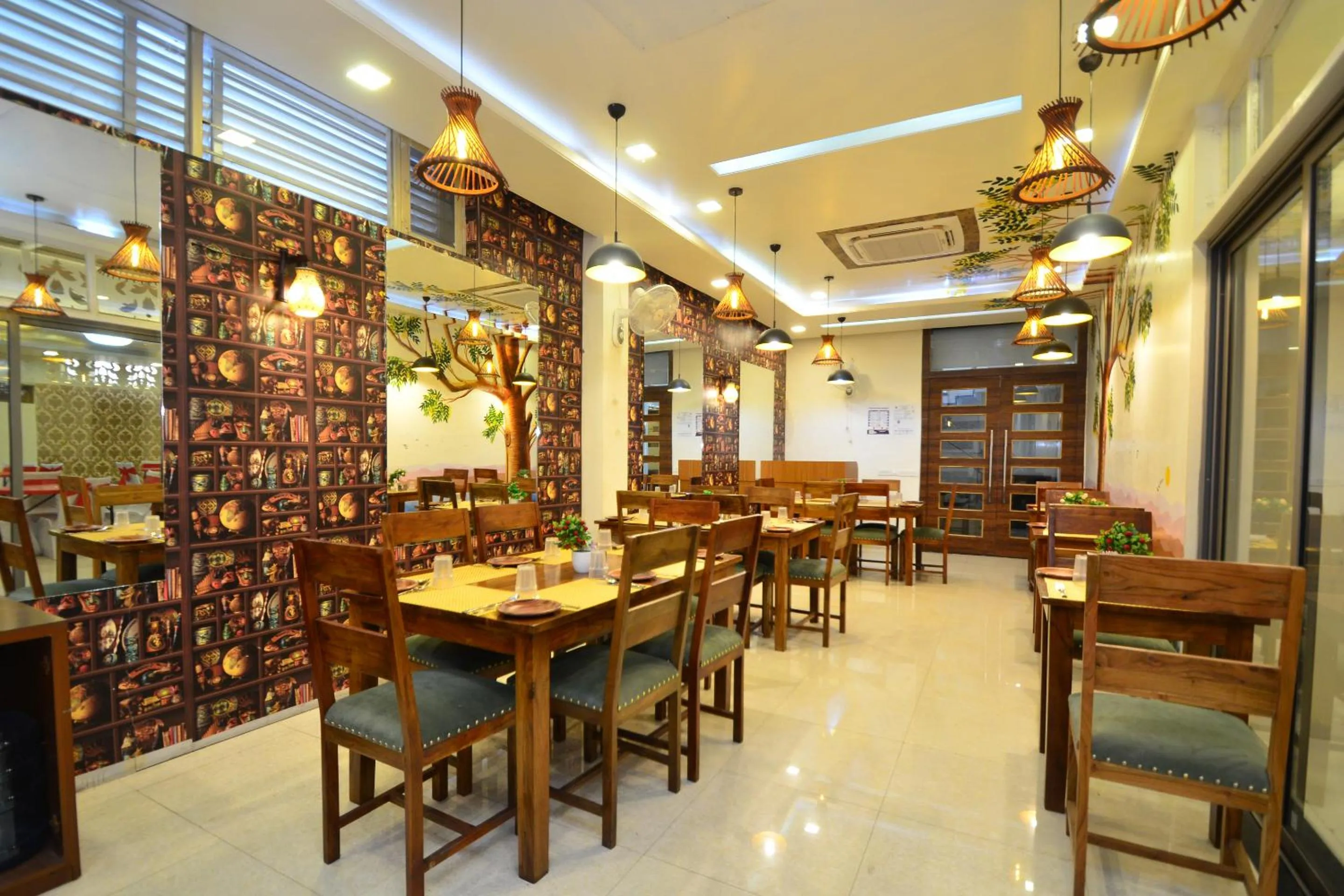 Restaurant/places to eat in Hotel Sapphire World