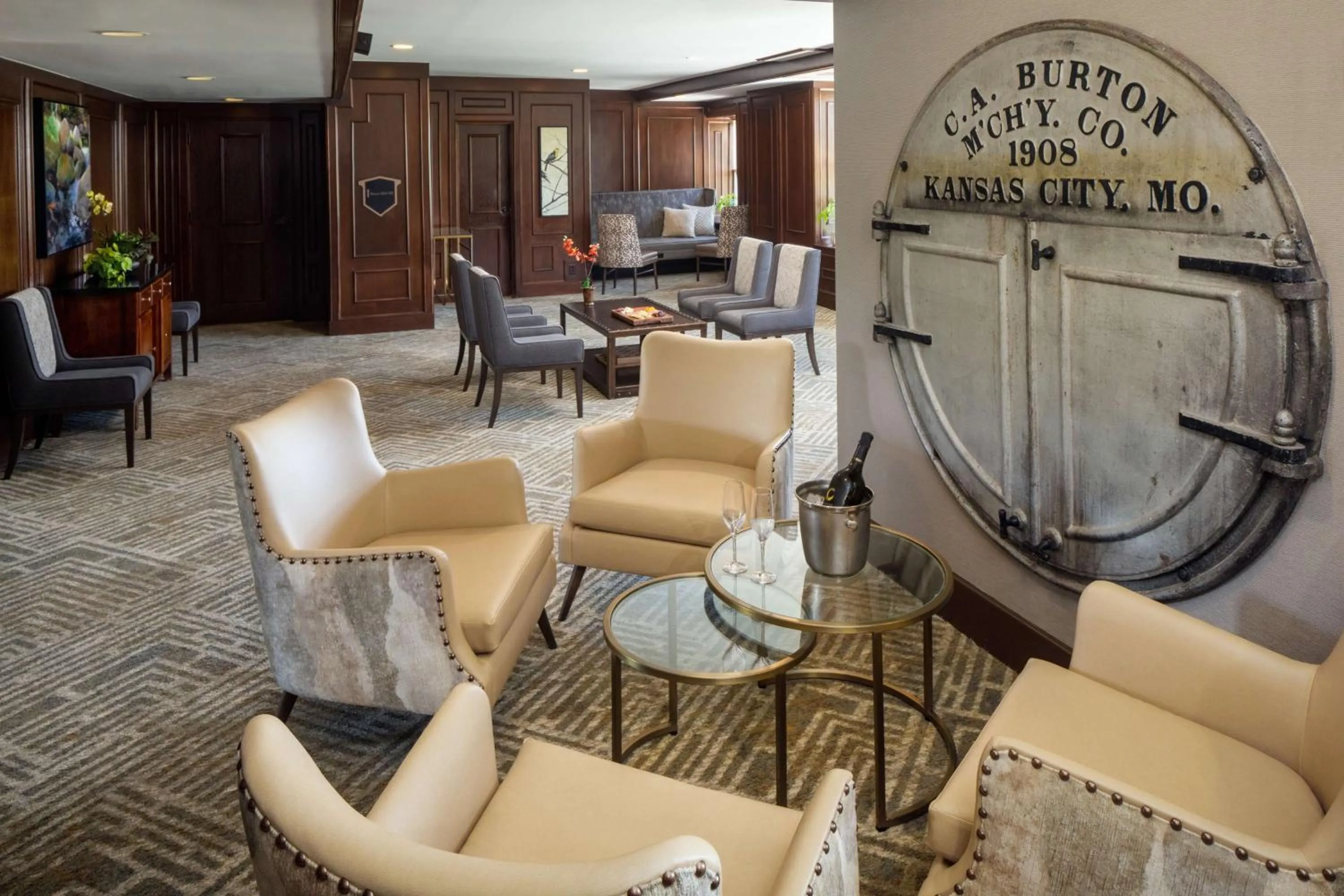 Lounge or bar in The Elms Hotel & Spa, a Destination by Hyatt Hotel