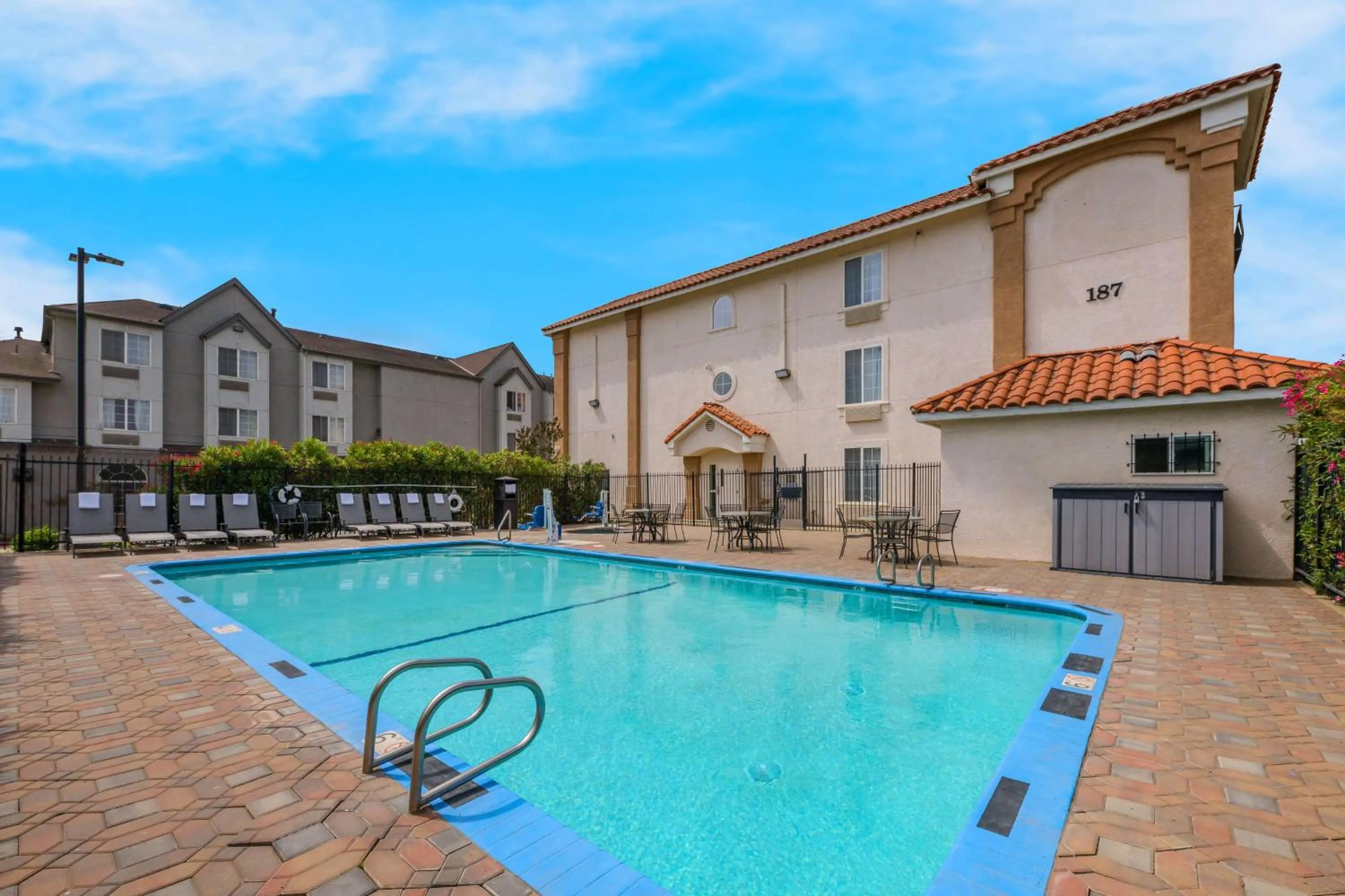 Pool view in Best Western Salinas Valley Inn & Suites
