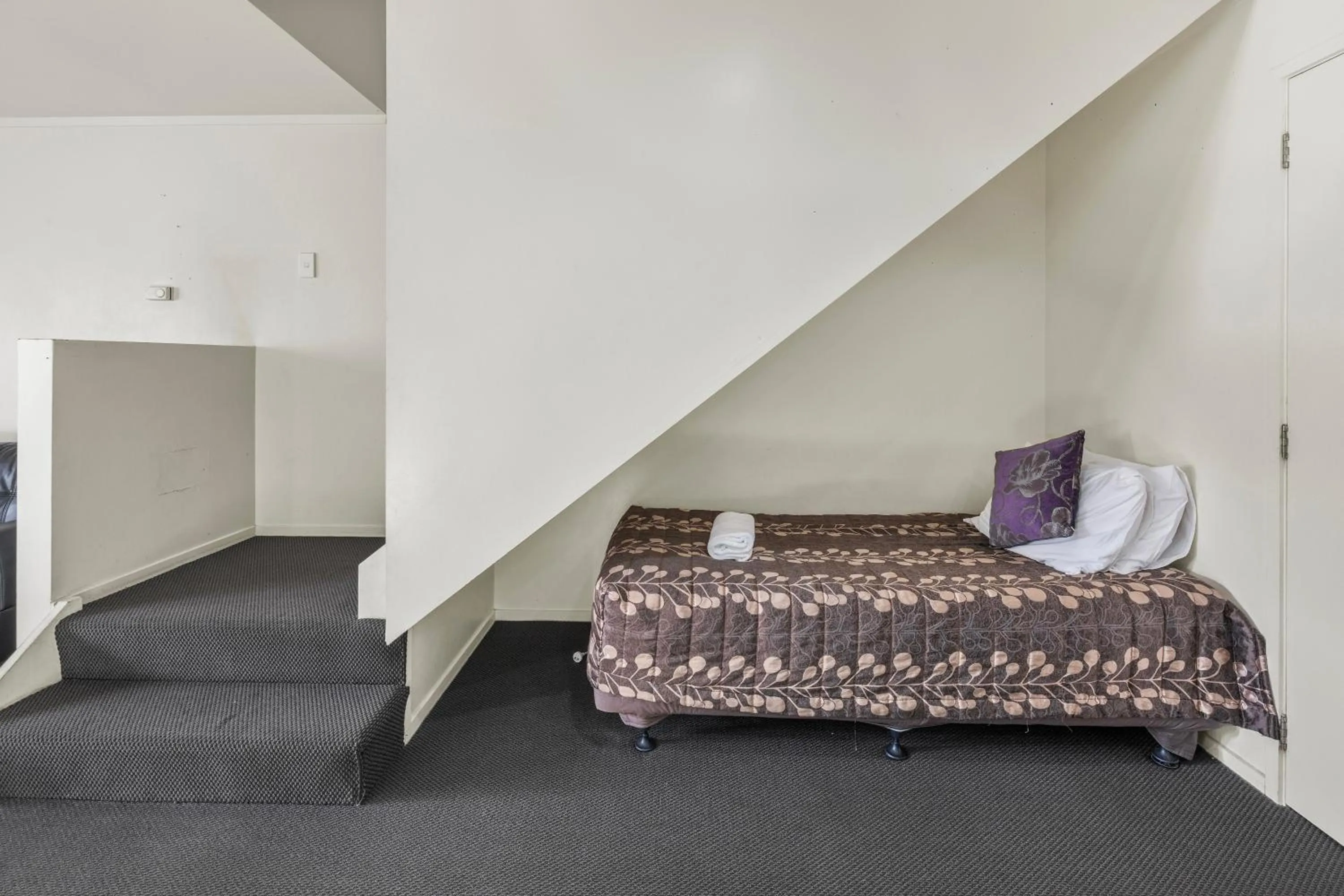 Bed in Birchwood Spa Motel