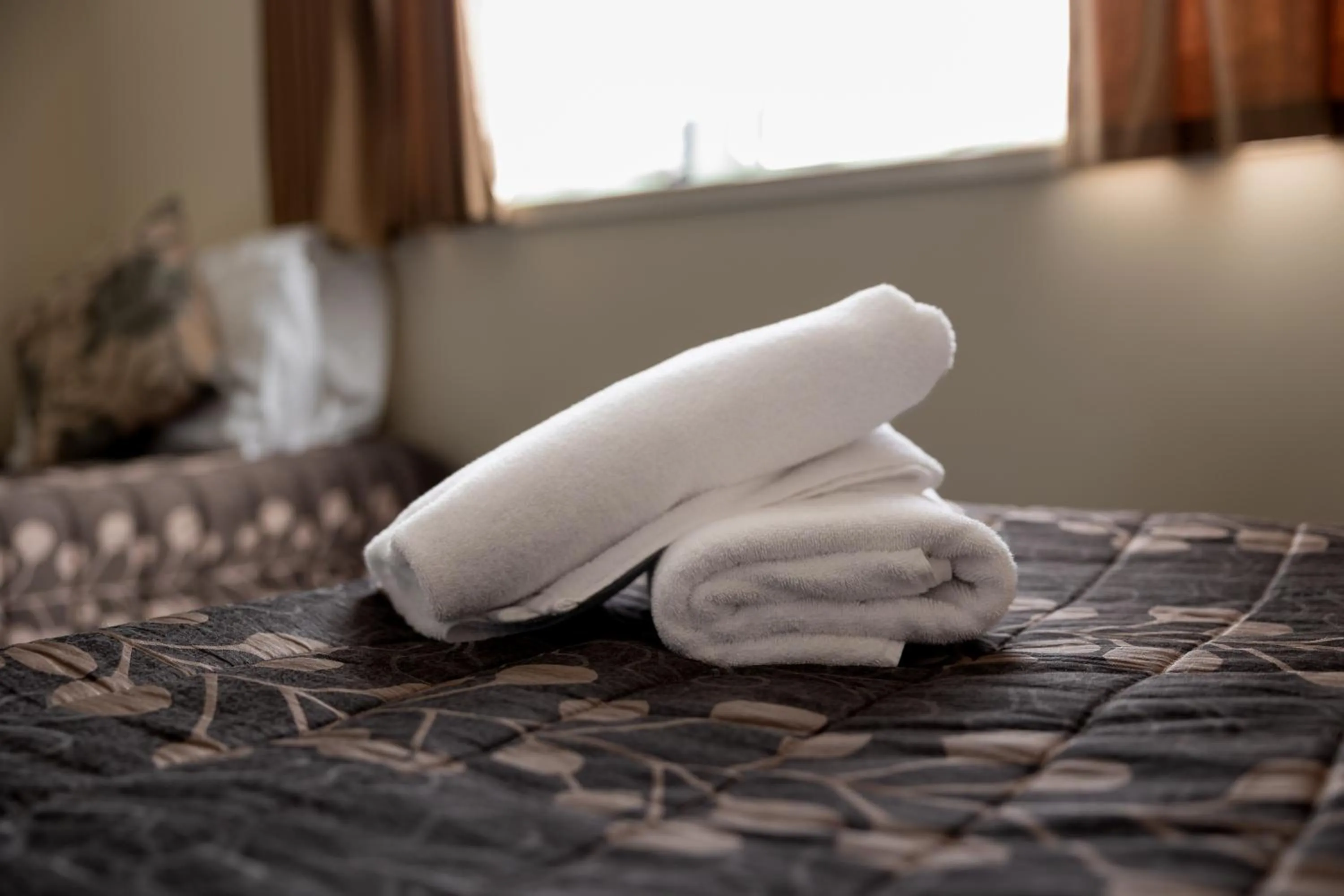 Bed in Birchwood Spa Motel