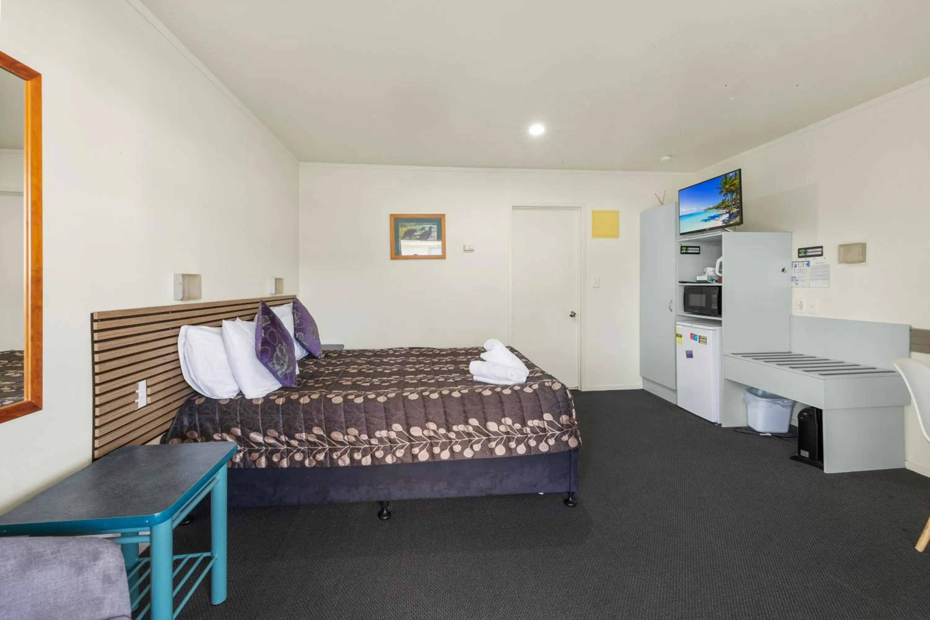 Bed in Birchwood Spa Motel