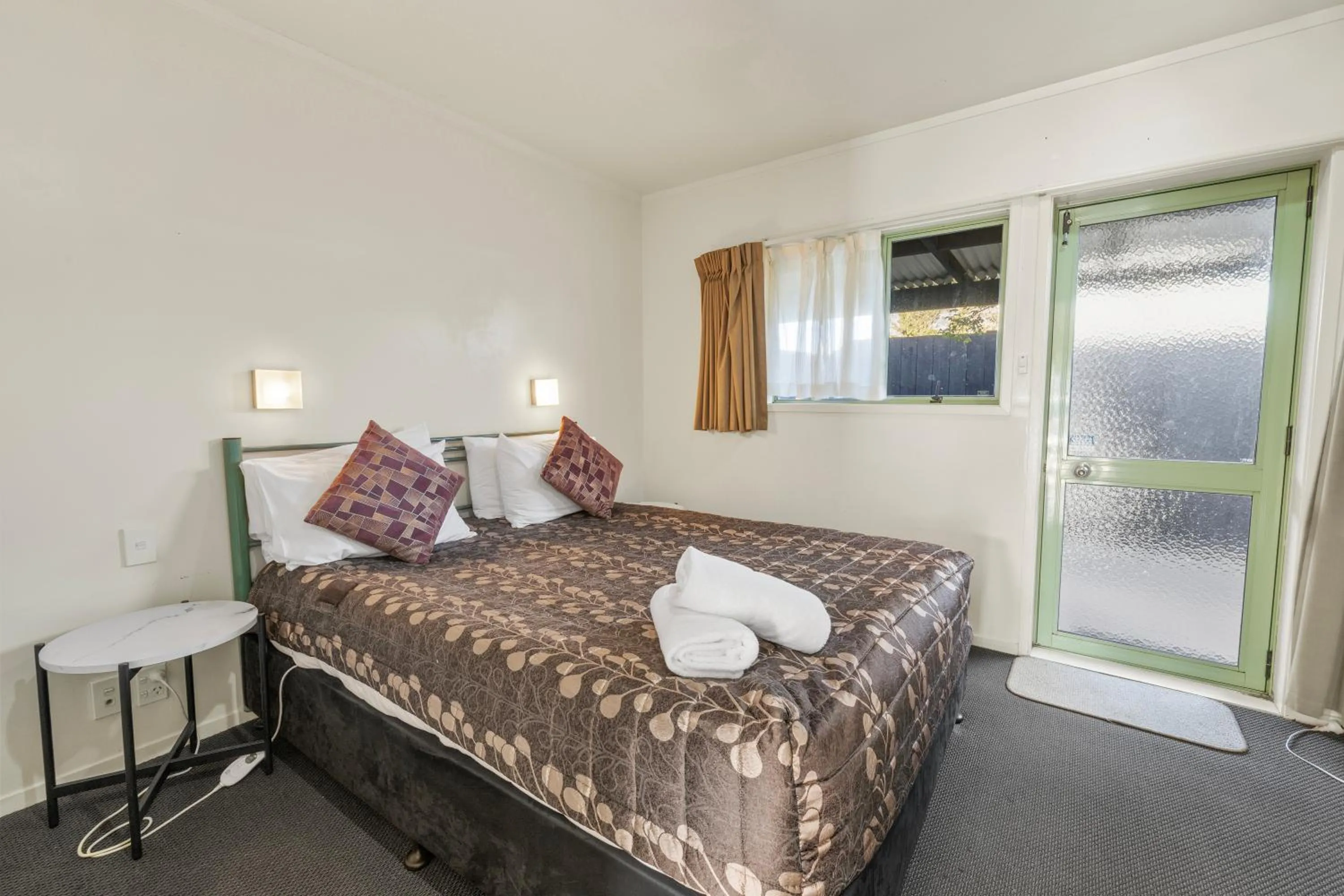 Bed in Birchwood Spa Motel