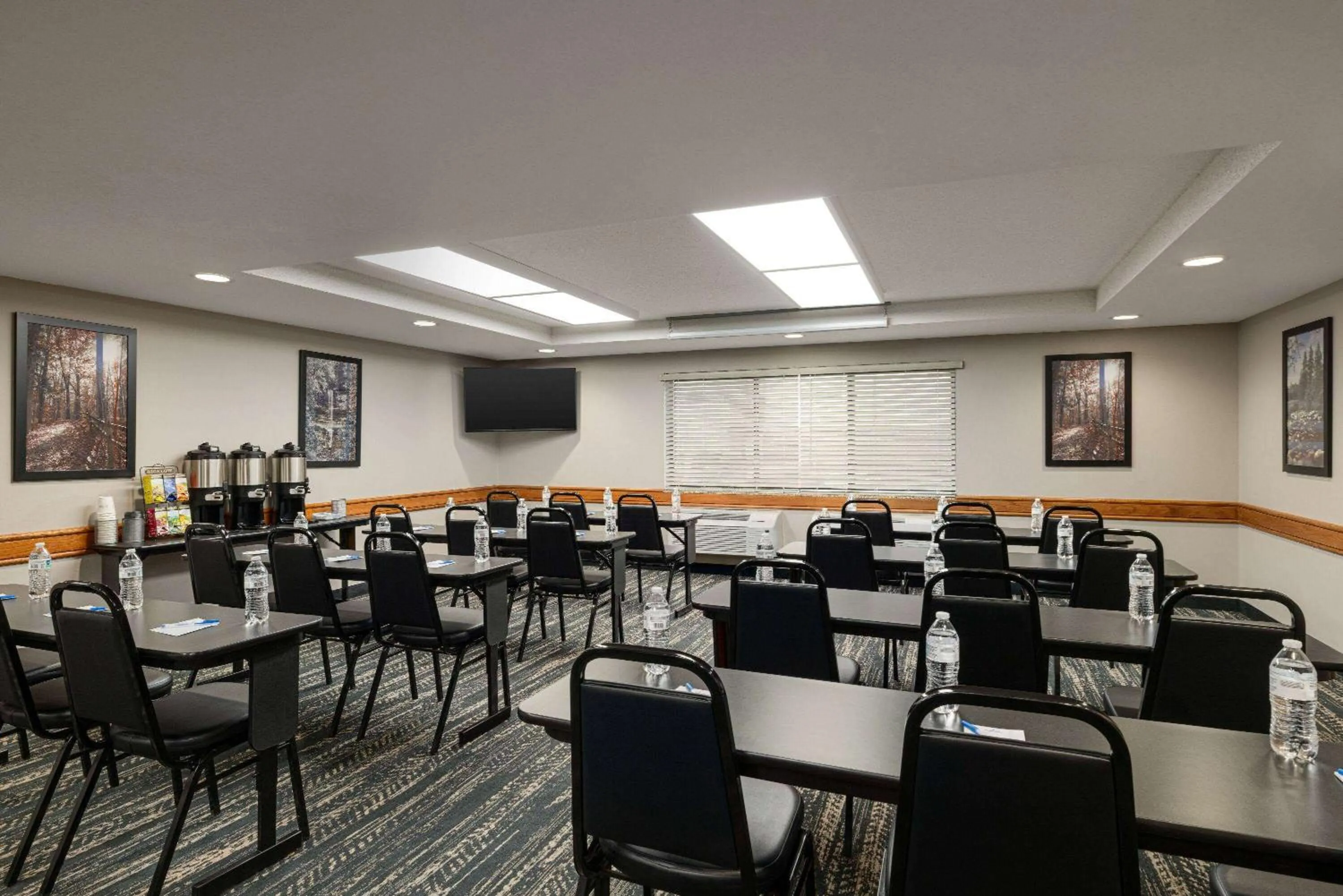 Meeting/conference room in AmericInn by Wyndham Lincoln South