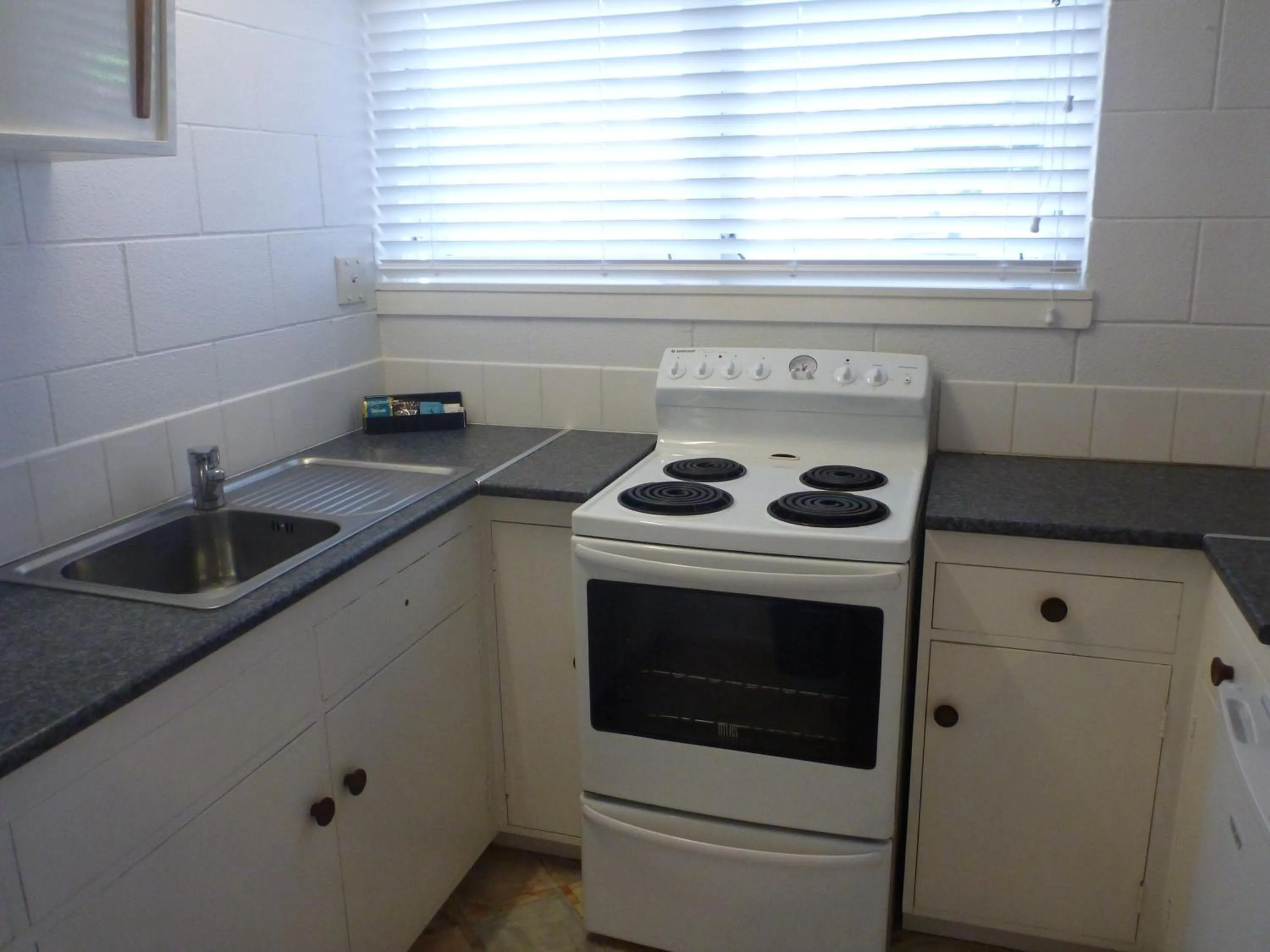 Kitchen or kitchenette in Fernleaf Motel